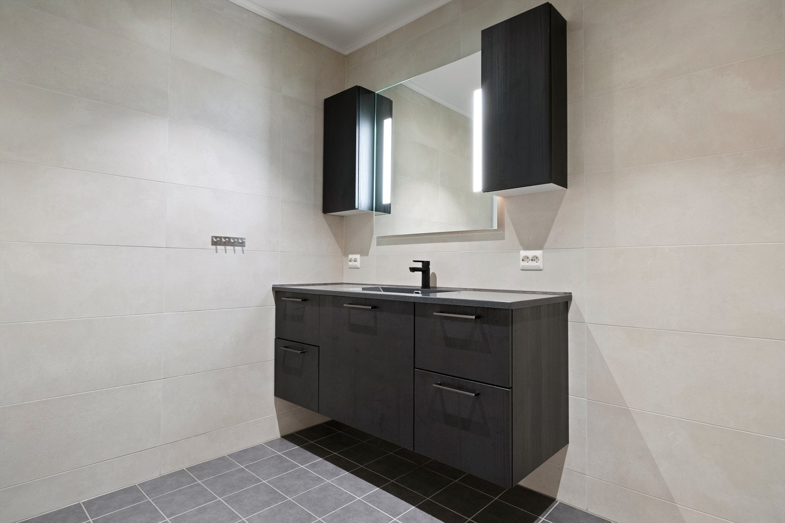 Stor baderomsinnredning med nedfelt servant gir god oppbevaringsplass. Galleribilde