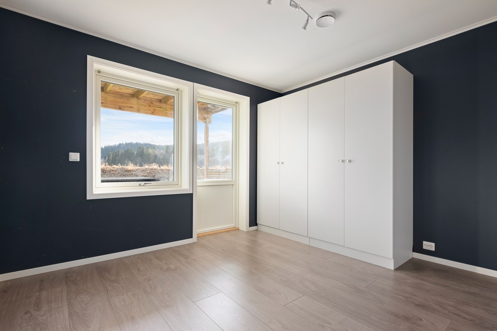 Utgang til terrasse gir enkel tilgang til uteområdet fra soverommet. Galleribilde