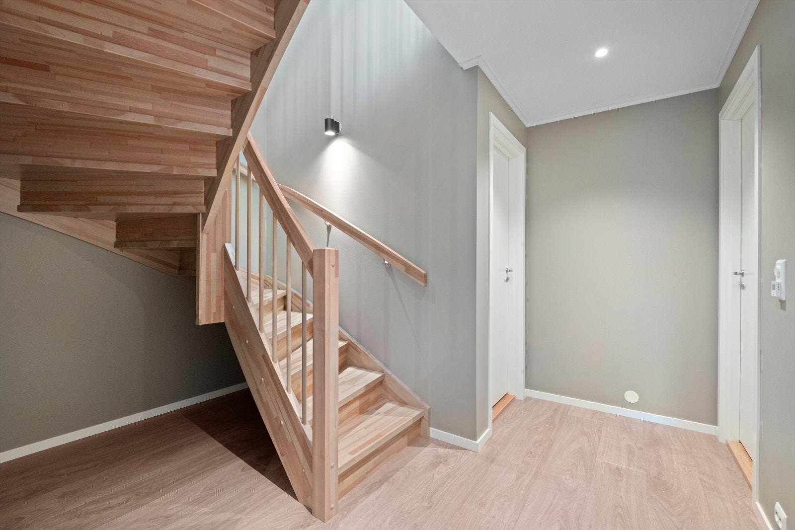 Lakkert tretrapp forbinder etasjene og gir et naturlig preg. Galleribilde