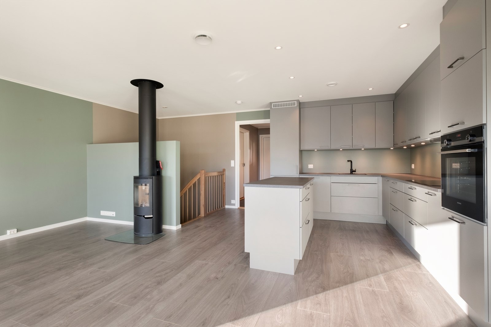 Det er integrerte hvitevarer på kjøkkenet Galleribilde