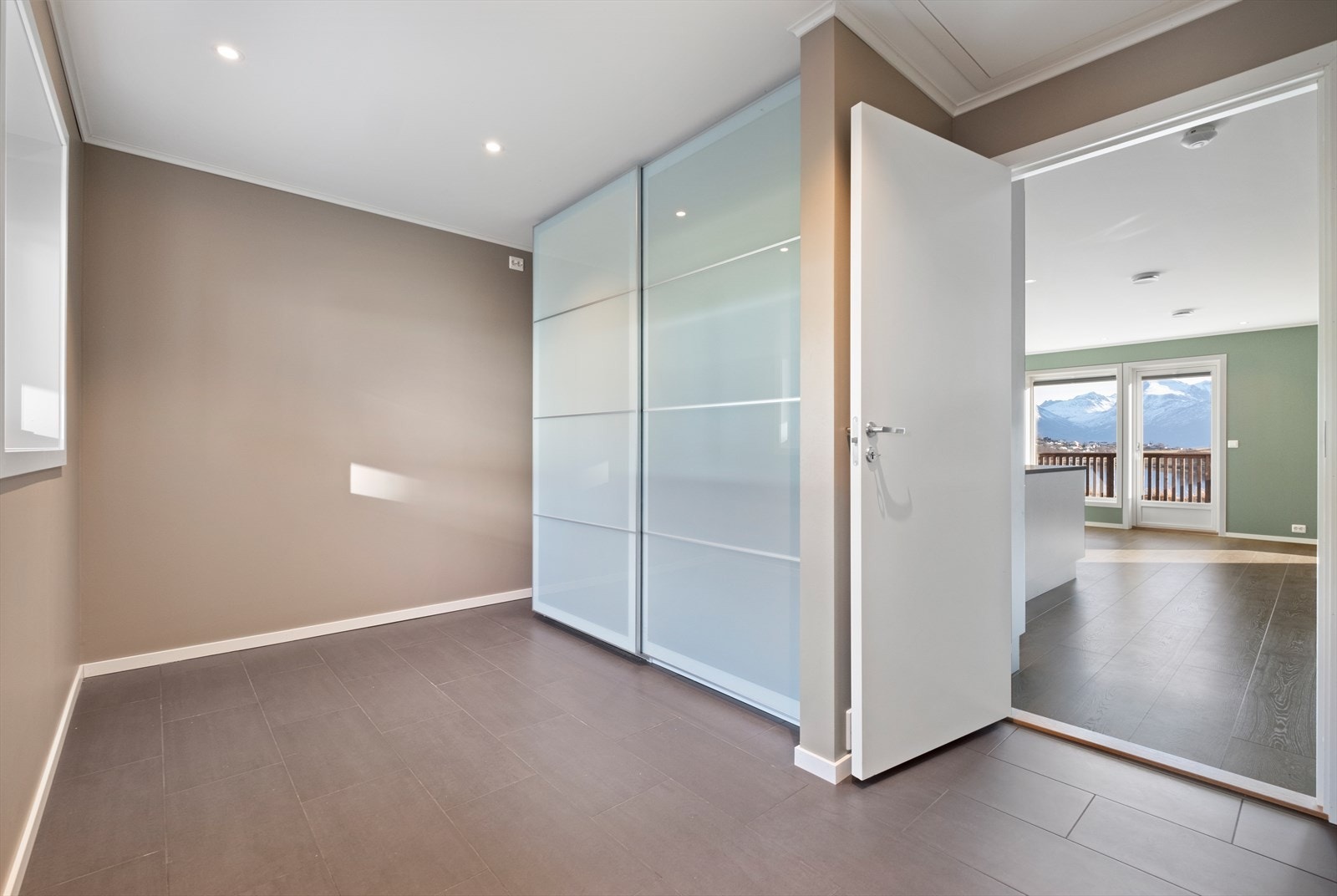 Skyvedørsgarderobe gir effektiv oppbevaring i rommet. Flislagt gulv og malte vegger gir et moderne uttrykk. Her er det også mulighet å lage soverom nr 4 om ønskelig. Galleribilde