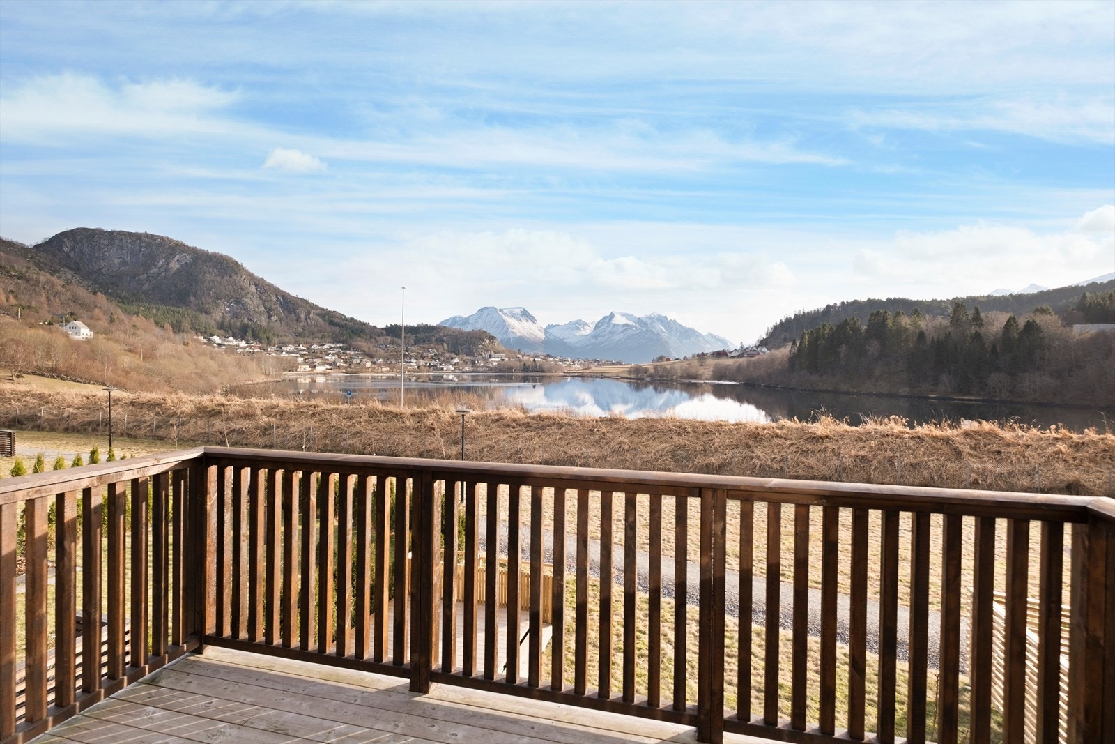 Utsyn mot fjell og vann gir en naturskjønn opplevelse fra terrassen. Galleribilde