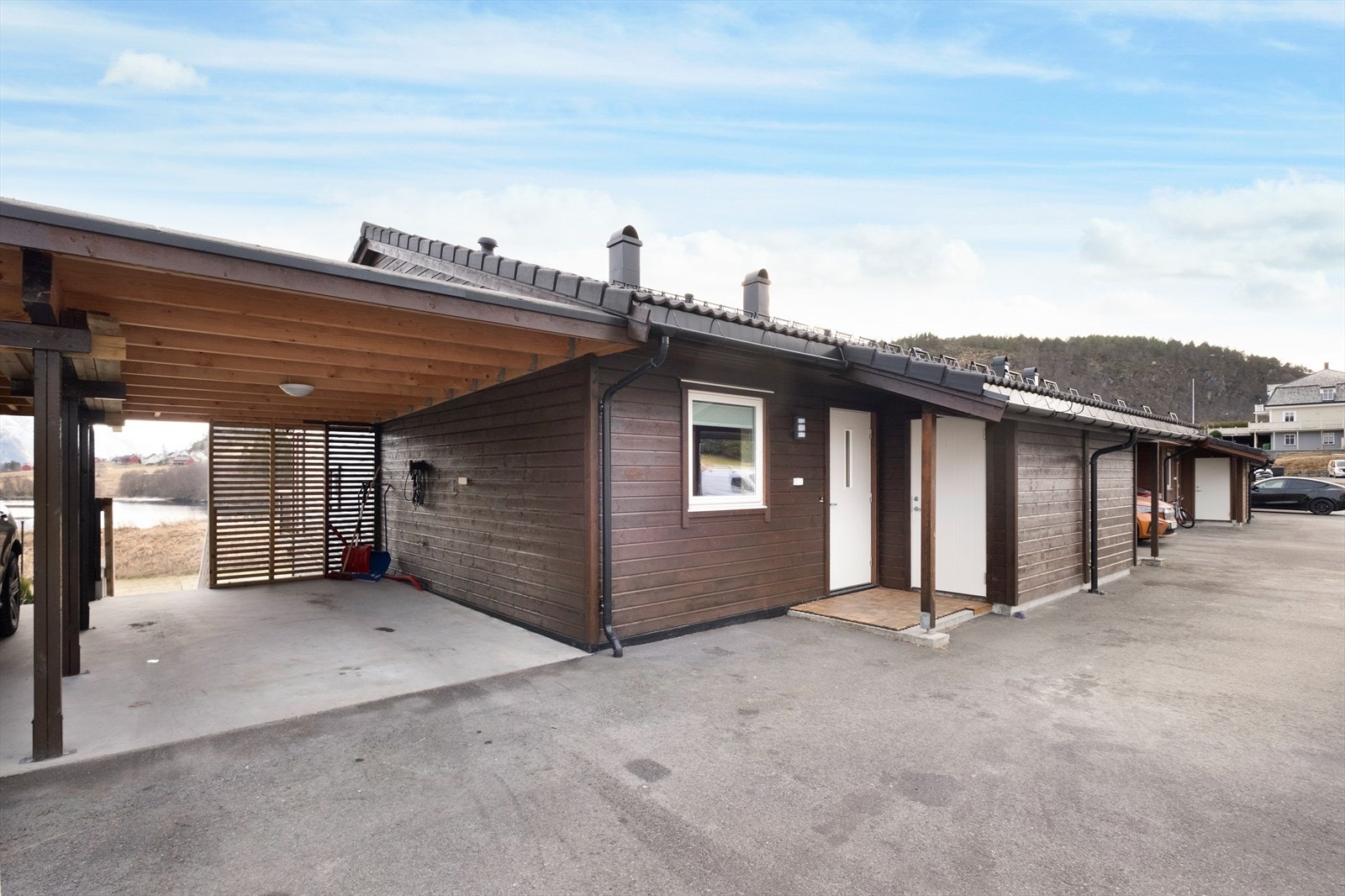 Carporten gir praktisk parkering i direkte tilknytning til boligen. Galleribilde