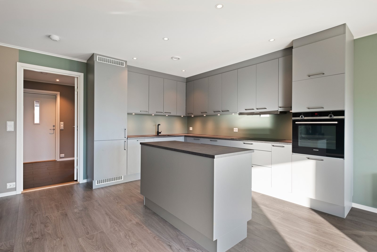 Kjøkkenøy gir ekstra arbeidsplass og lagringsmuligheter. Galleribilde