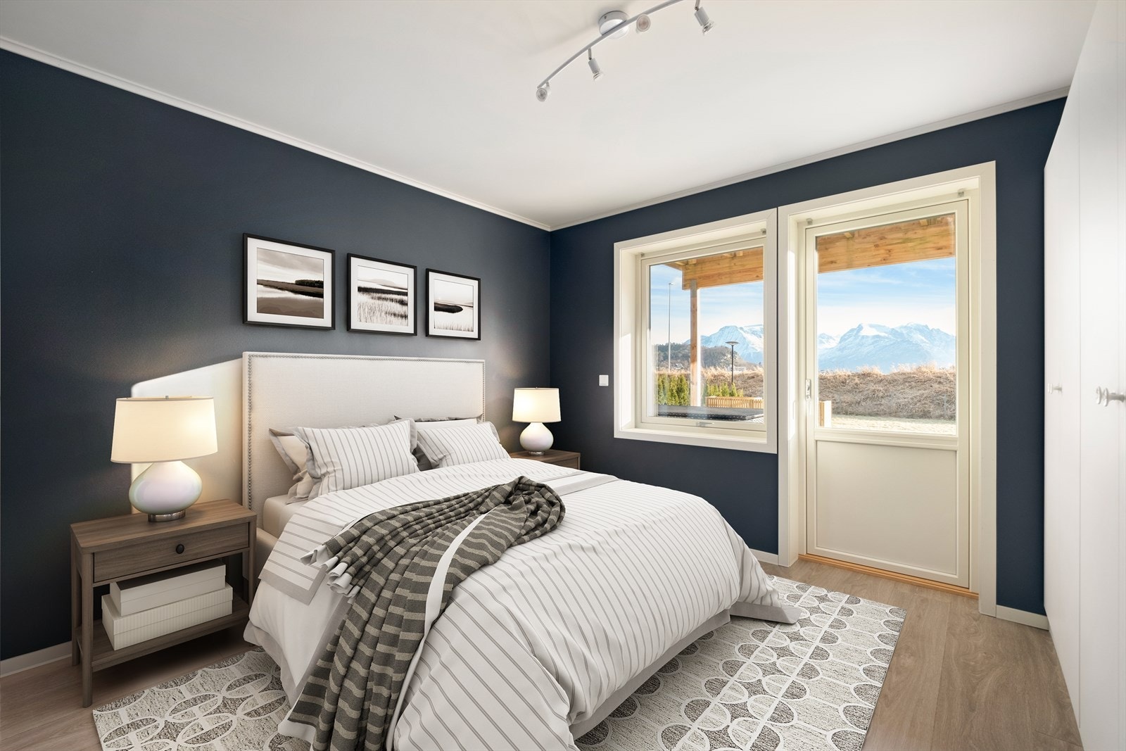 Utgang til terrasse fra soverommet gir enkel tilgang til uteområdet. Galleribilde