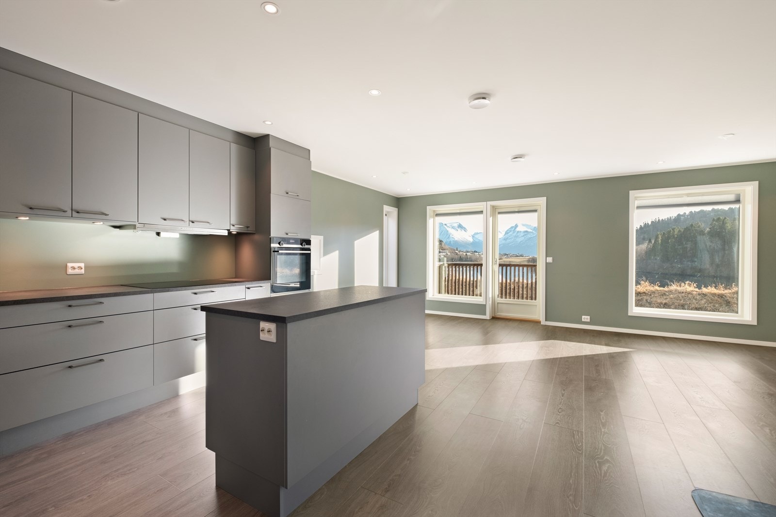 Kjøkkenet er utstyrt med stekeovn og platetopp. Galleribilde