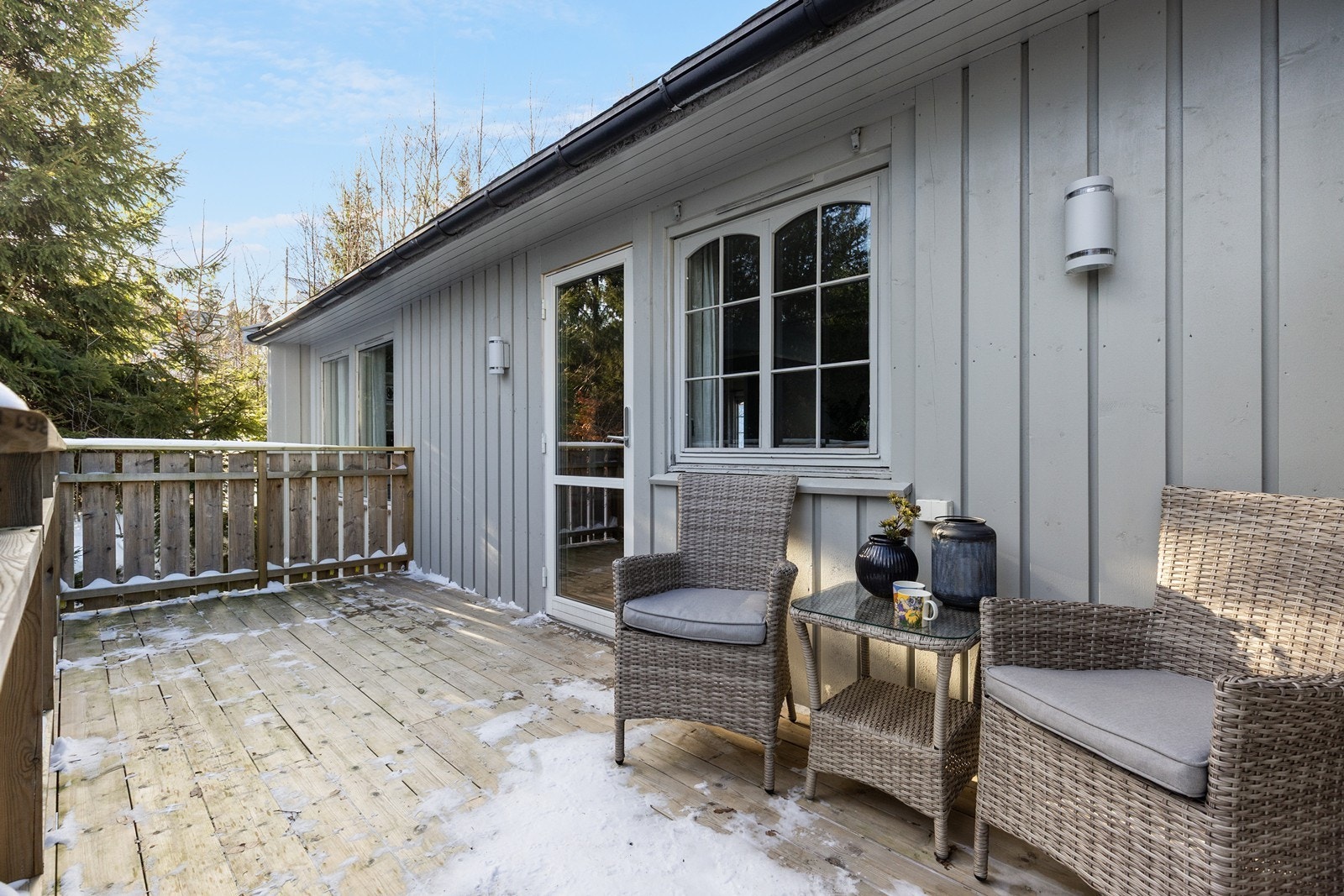 Her ligger alt til rette for en perfekt start på dagen med morgensol og en kopp kaffe. Galleribilde