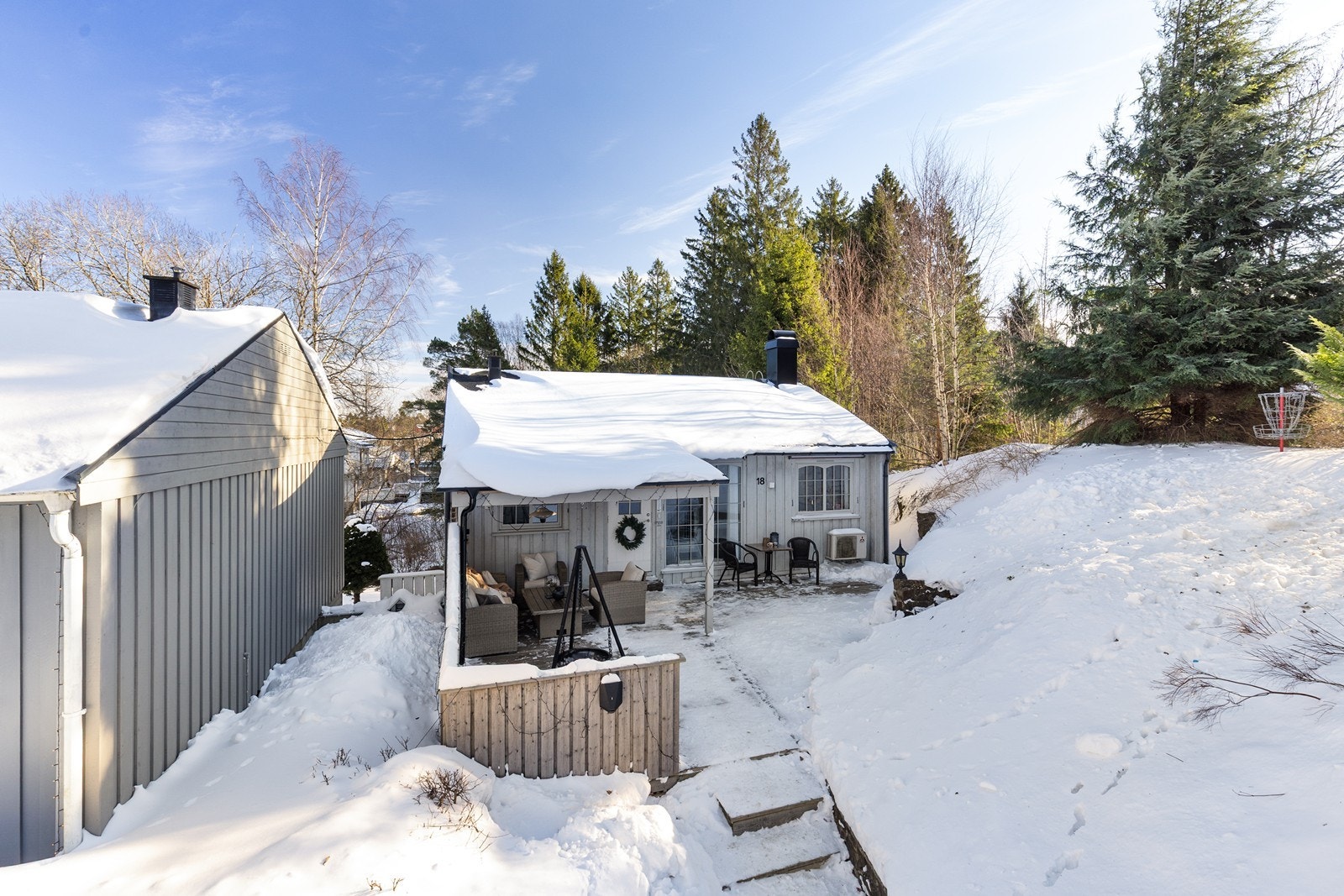 Boligen ligger på enden, tilbaketrukket fra rekkehusene. Galleribilde