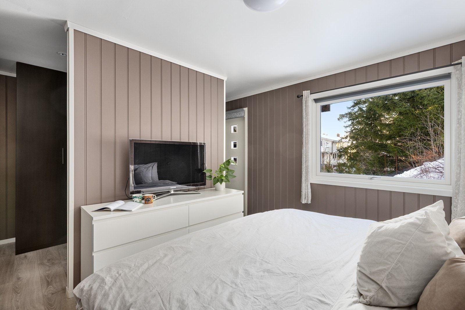 Soverommet har en smart løsning med delvis avskjerming mot klesområdet, med justerbare spotter som kan tennes kun over garderobesonen. Galleribilde