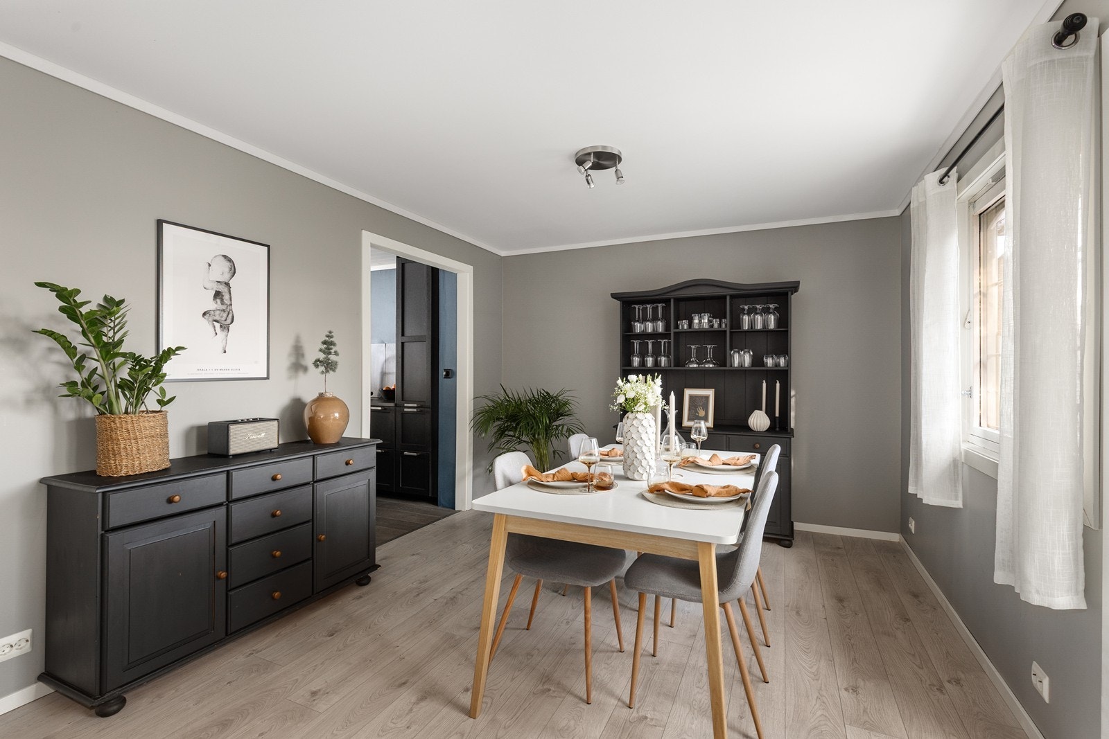 Kjøkkenet er delvis avskjermet, noe som skaper en rolig og praktisk arbeidsplass under matlaging. Galleribilde