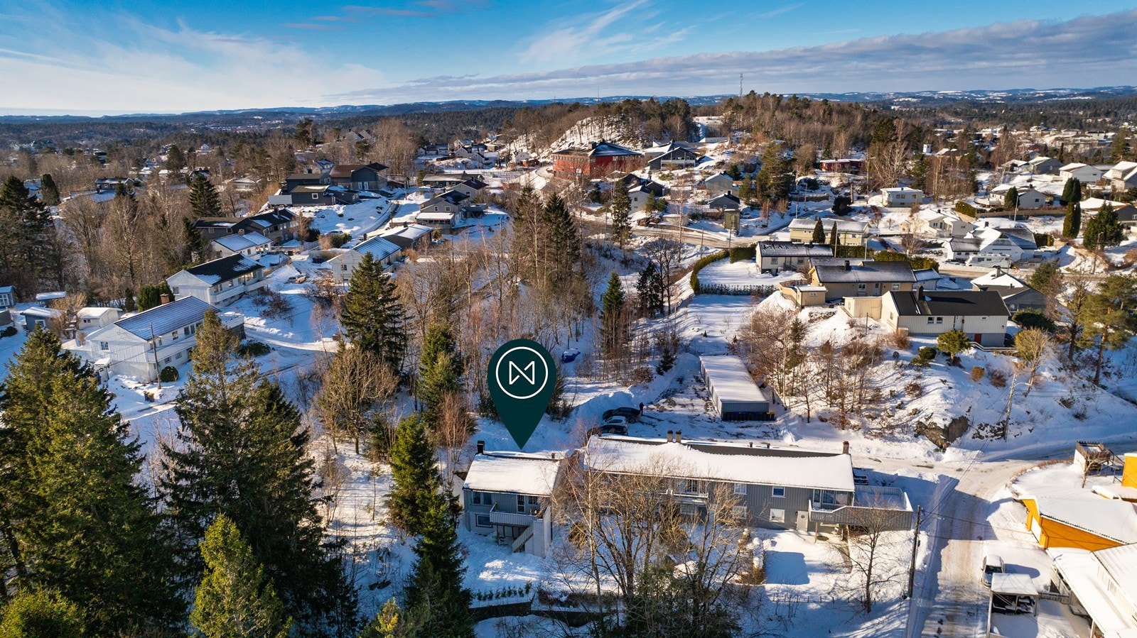 Sentral og barnevennlig beliggenhet på Moltemyr, med solrik tomt og flere skjermede uteplasser. Galleribilde