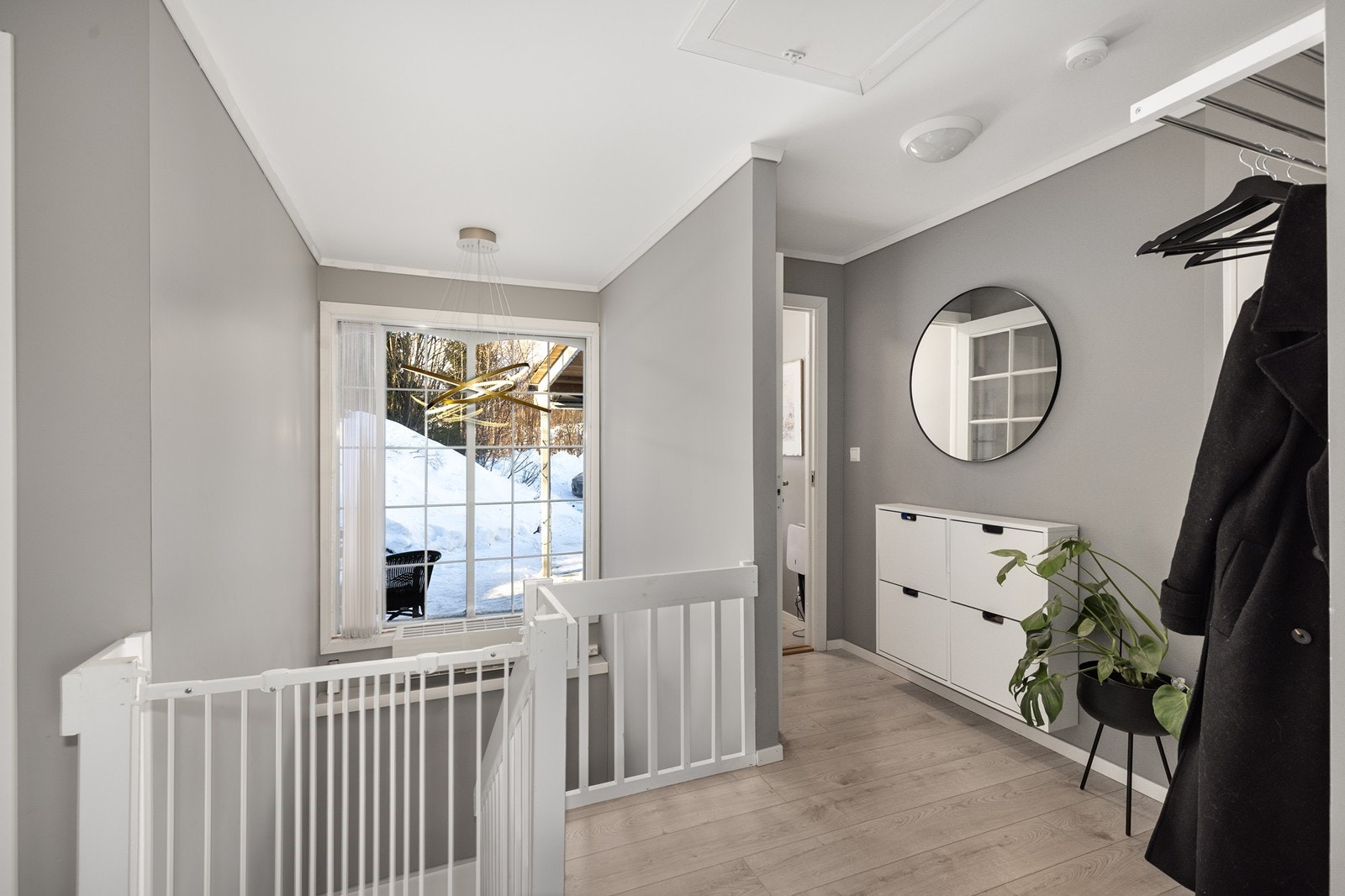 Velkommen inn! Du blir først møtt av et praktisk vindfang, før du ledes videre inn i gangen Galleribilde