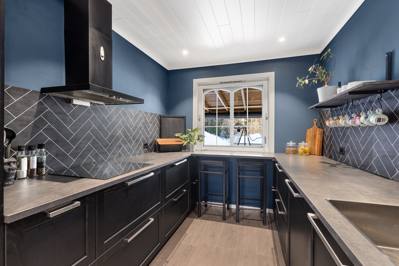 Her får du gode arbeidsflater og rikelig med skap- og benkeplass som gir god oppbevaring og en ryddig kjøkkenhverdag. Galleribilde