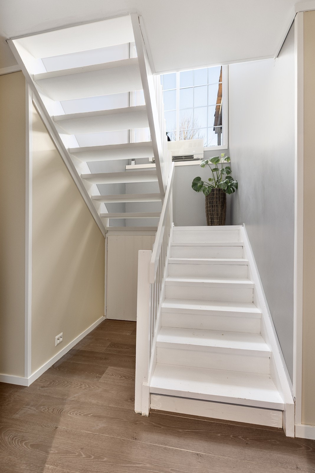 Stort vindu i etasjeskillet som gir rikelig med naturlig lysinnlipp. Her er det også montert varmepumpe som er satt opp i 2015 Galleribilde