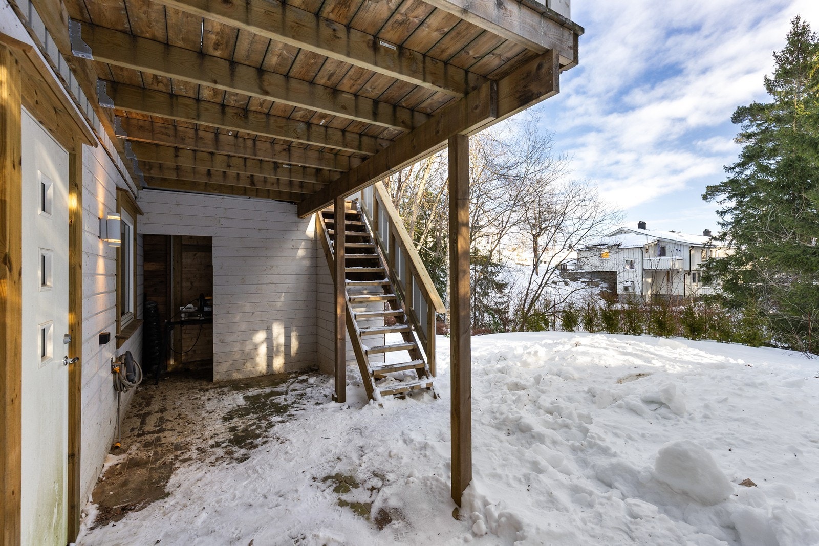 Boligen har en praktisk utvendig bod som gir ekstra lagringsplass for eksempelvis utemøbler, sykler og sesongutstyr. I tillegg er det trapp opp til verandaen, som gir enkel og naturlig adkomst til uteplassen. Galleribilde