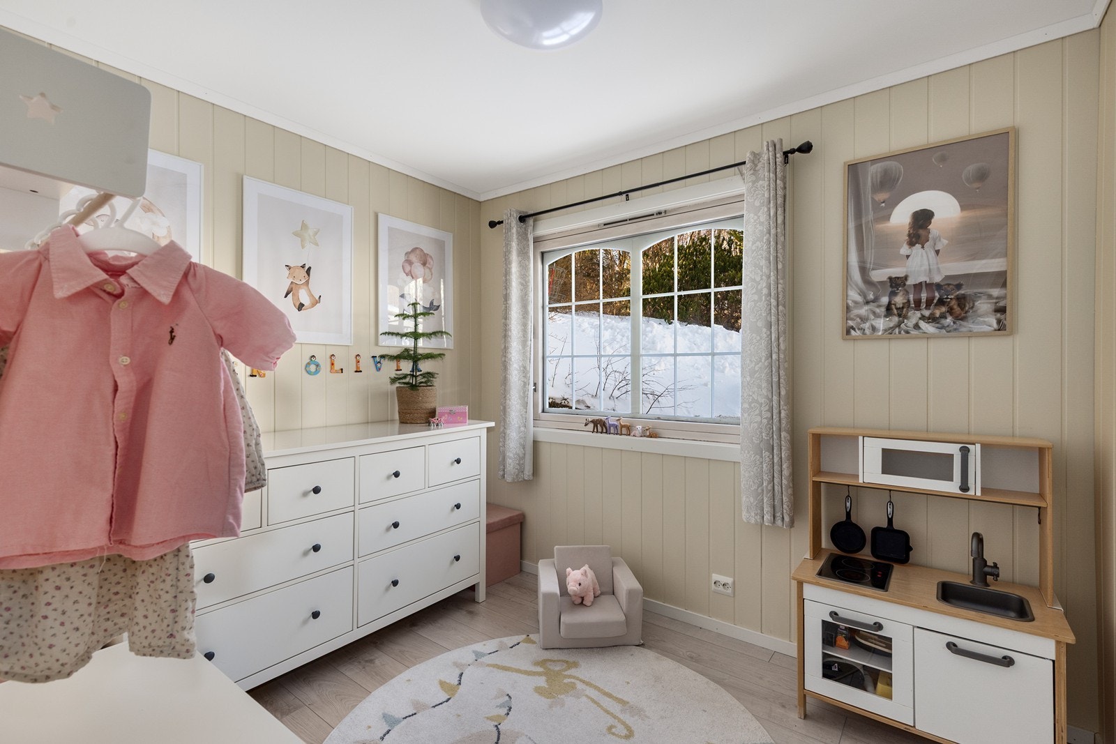 Soverom i hovedetasjen blir i dag benyttet som lekerom. Rommet kan enkelt tilpasses som kontor, gjesterom eller annet ønsket bruksområde, og gir fleksible løsninger for familien. Galleribilde