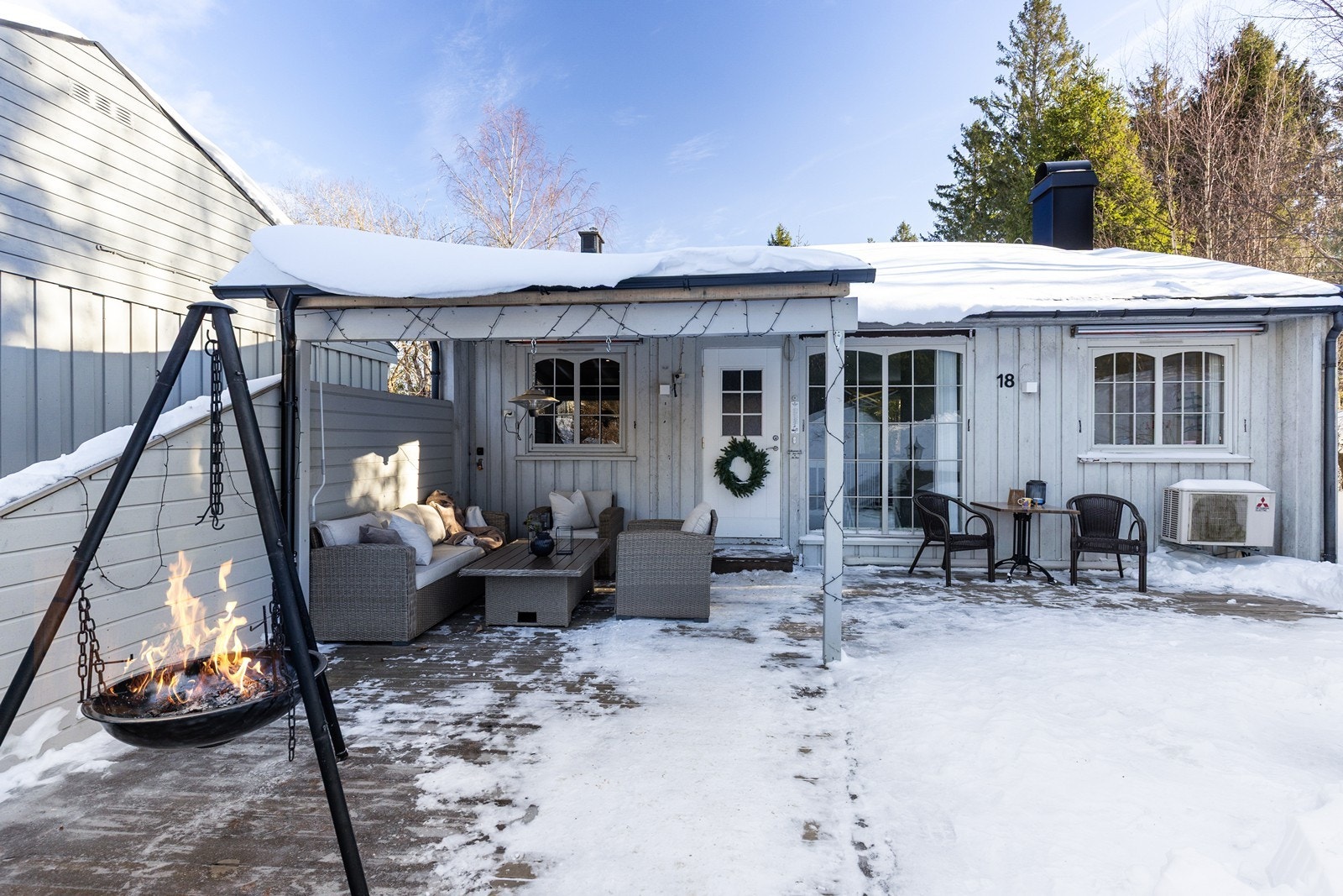 Tomten er pent opparbeidet med flott hage og flere skjermede uteplasser, som gir svært gode solforhold fra morgen til kveld. Galleribilde