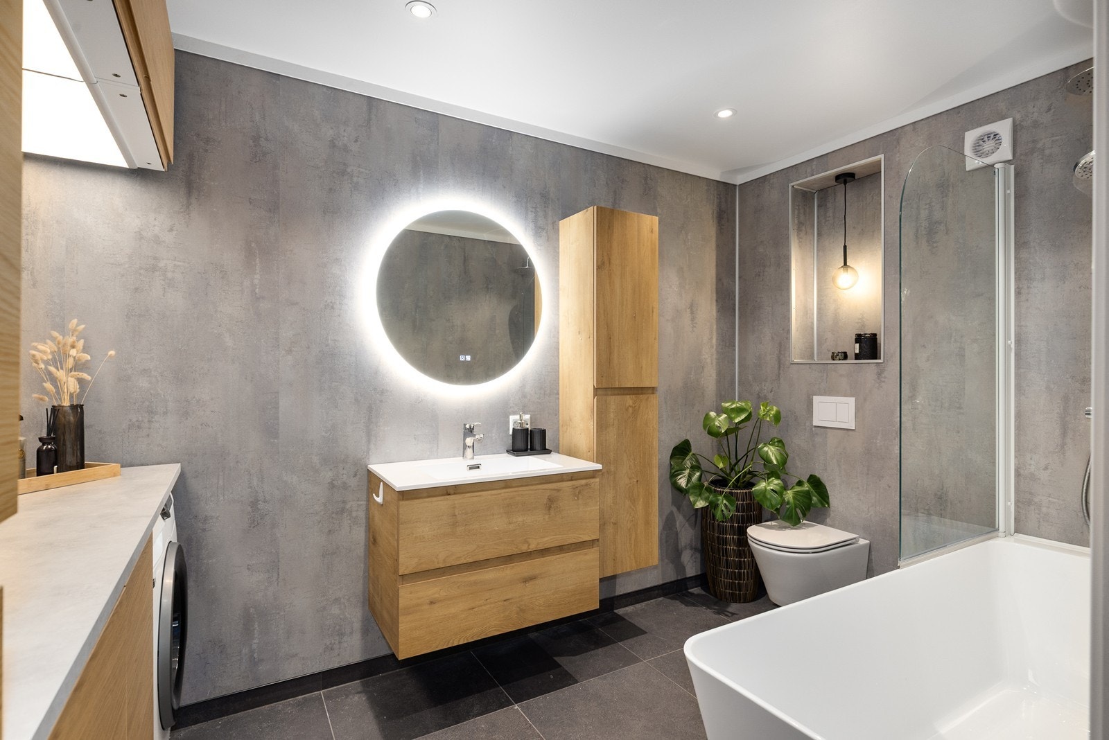 Lyst og delikat bad oppgradert i 2025 med varmekabler og flislagt gulv. Galleribilde