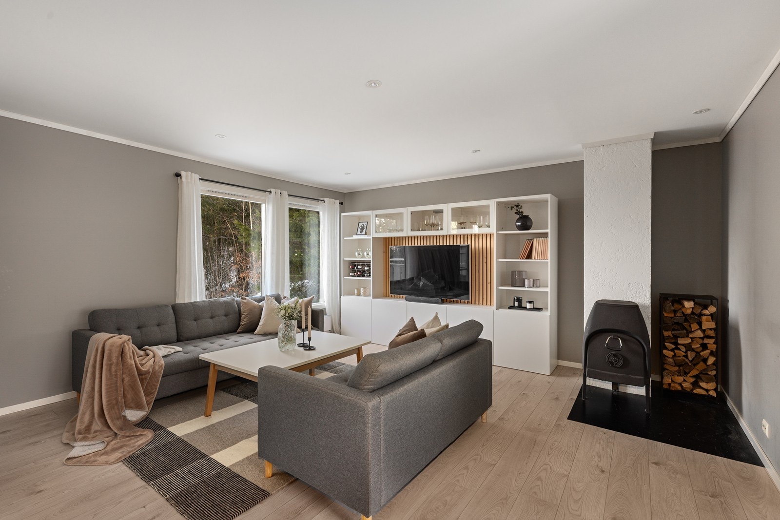 Den åpne planløsningen gir en åpen romfølelse og gode møbleringsmuligheter. Peis i stuen bidrar til en lun og koselig atmosfære, og gir god varme i de kaldere månedene. Galleribilde