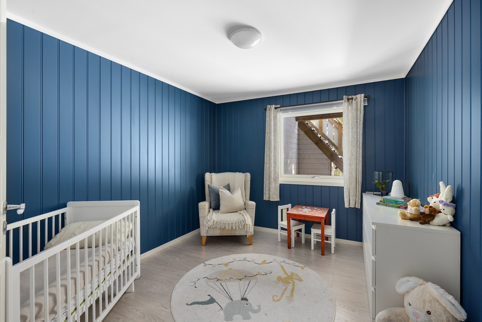 Romslig soverom som i dag brukes som barnerom, med god plass til både seng, møbler og garderobeløsninger Galleribilde