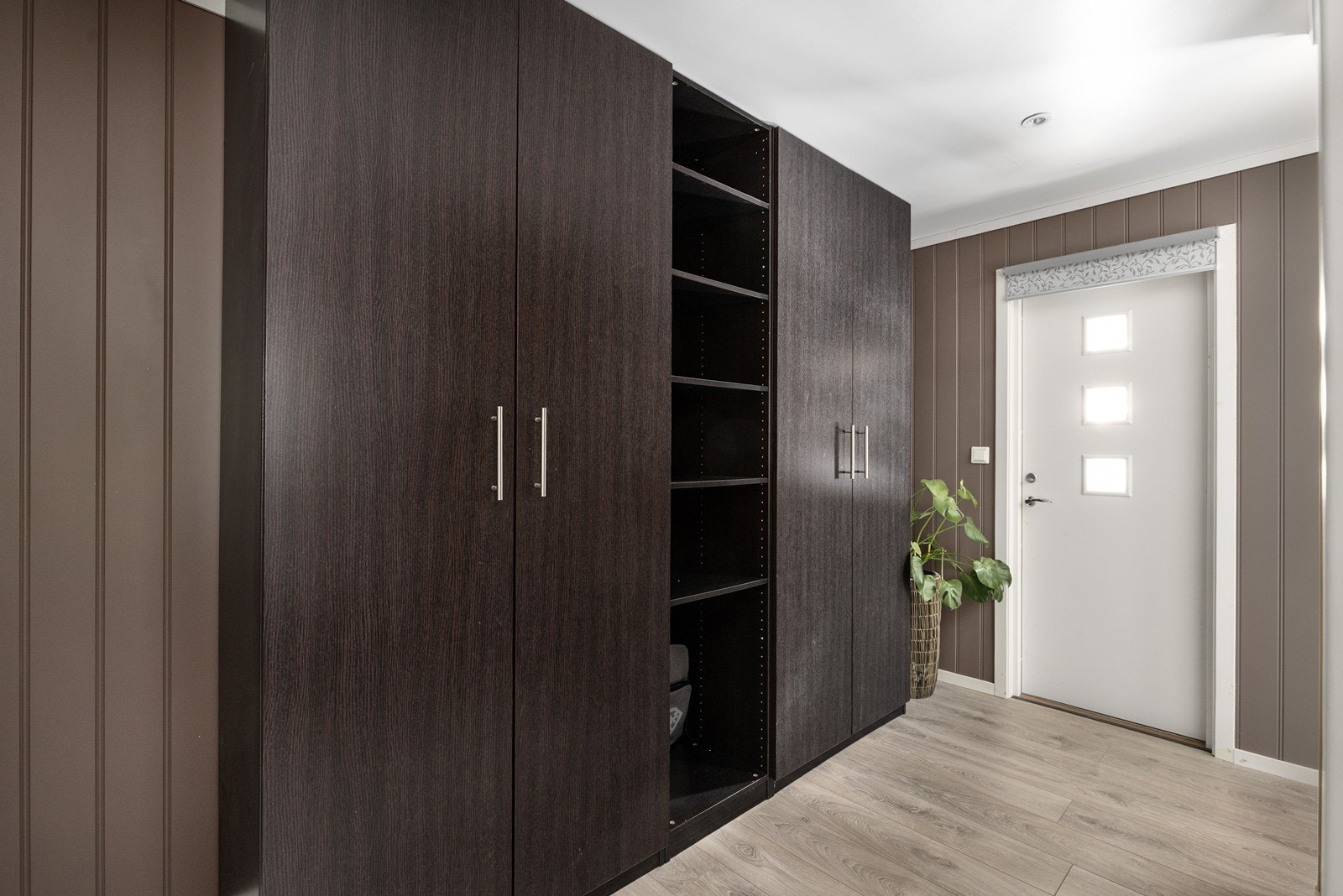 Herfra har du direkte utgang til plen og uteområdet Galleribilde