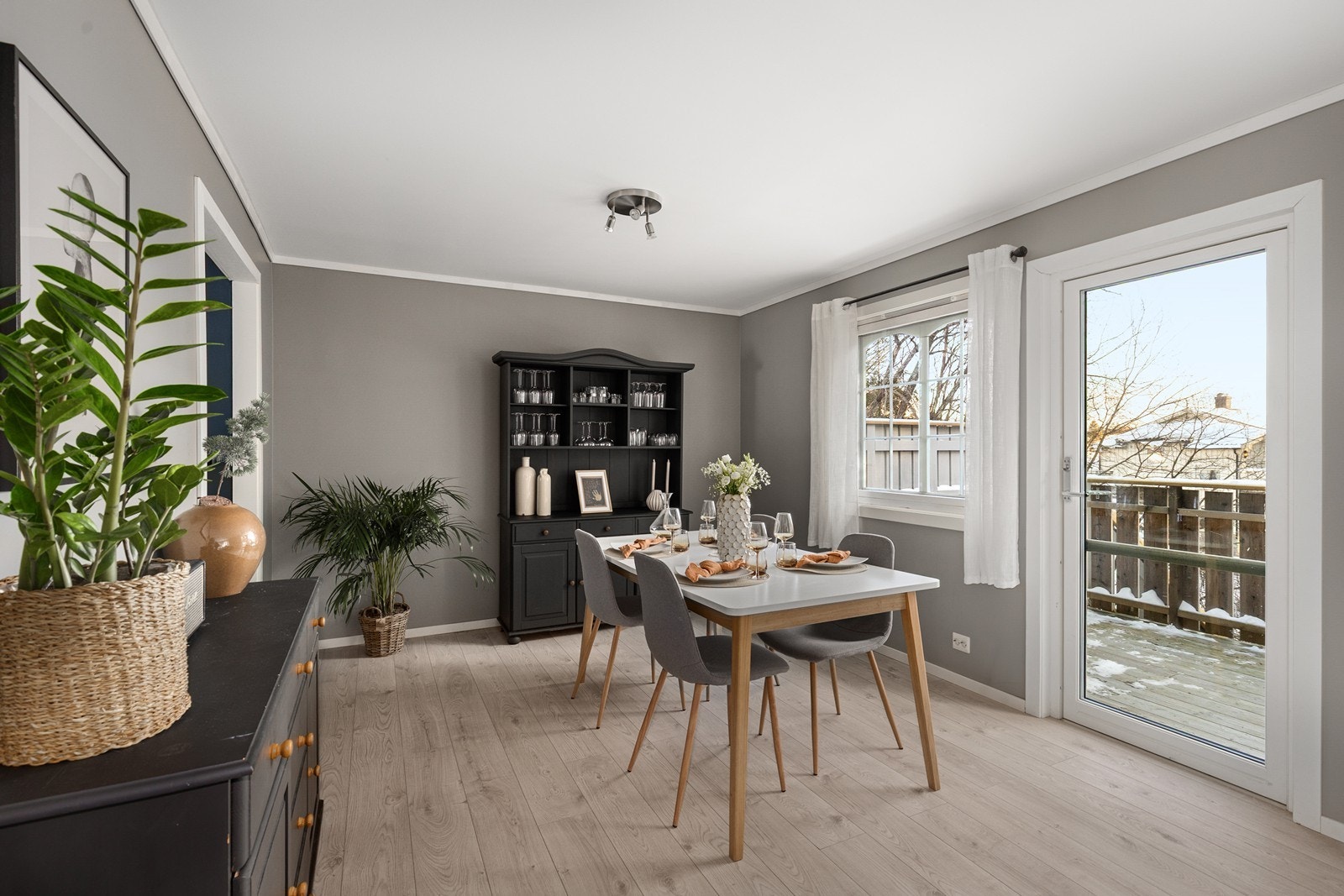 Herfra er det utgang til verandaen hvor du kan nyte morgensolen Galleribilde