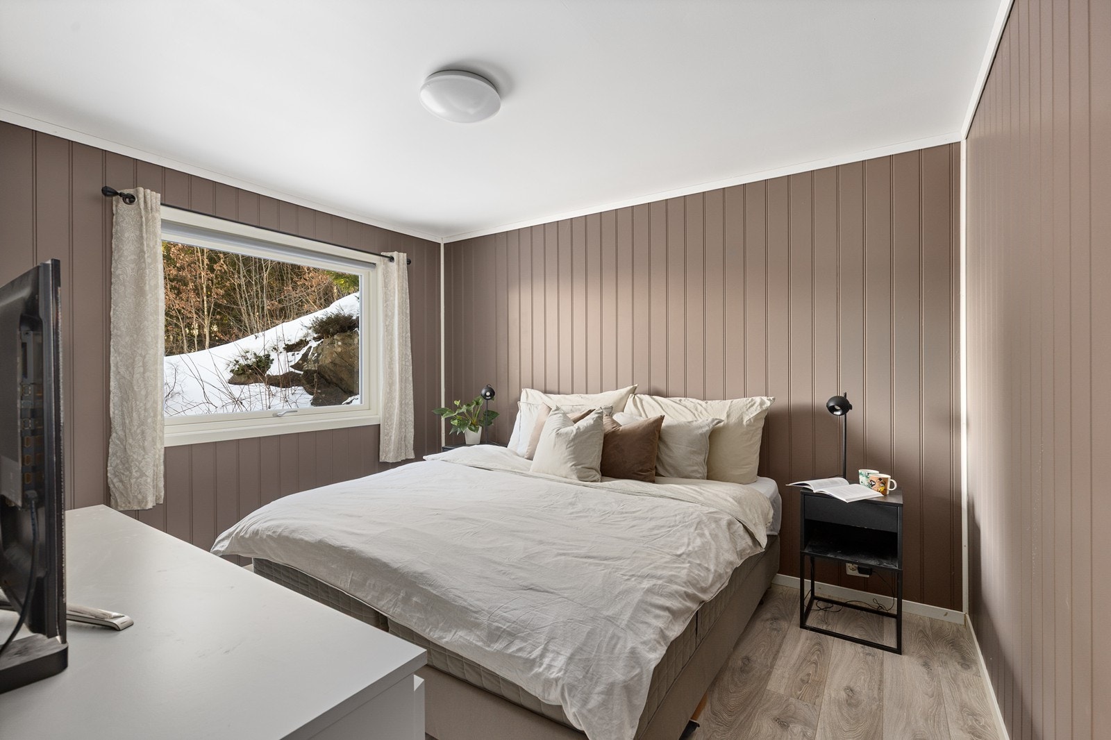 Hovedsoverommet er romslig og malt i en rolig og behagelig farge. Galleribilde