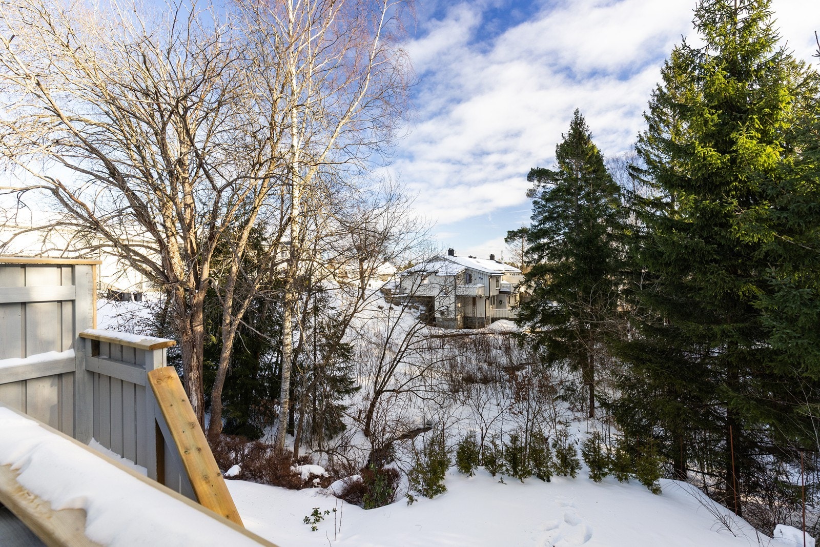 Om sommerstid er det grønt og frodig her og direkte adkomst fra øverste veranda ned til plenen. Galleribilde