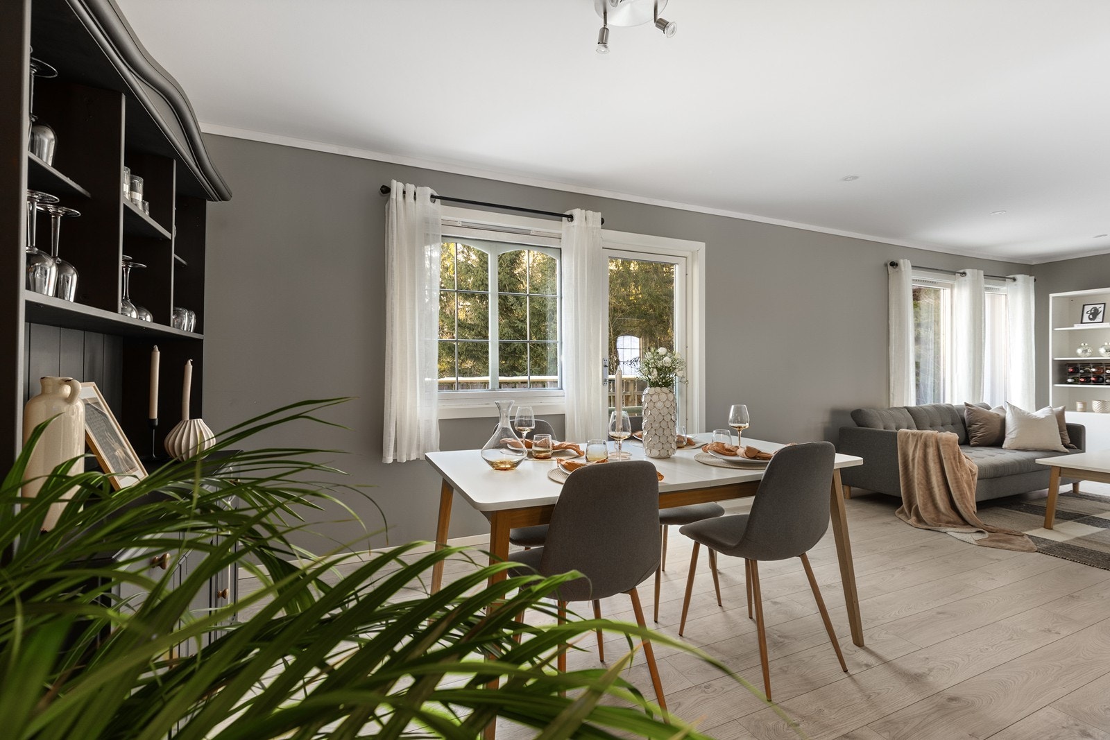 Stuen fremstår lys og innbydende med store vindusflater som gir rikelig med naturlig dagslys. Rommet har en åpen og luftig utforming og det er plass til både sofagruppe og spisebord. Galleribilde