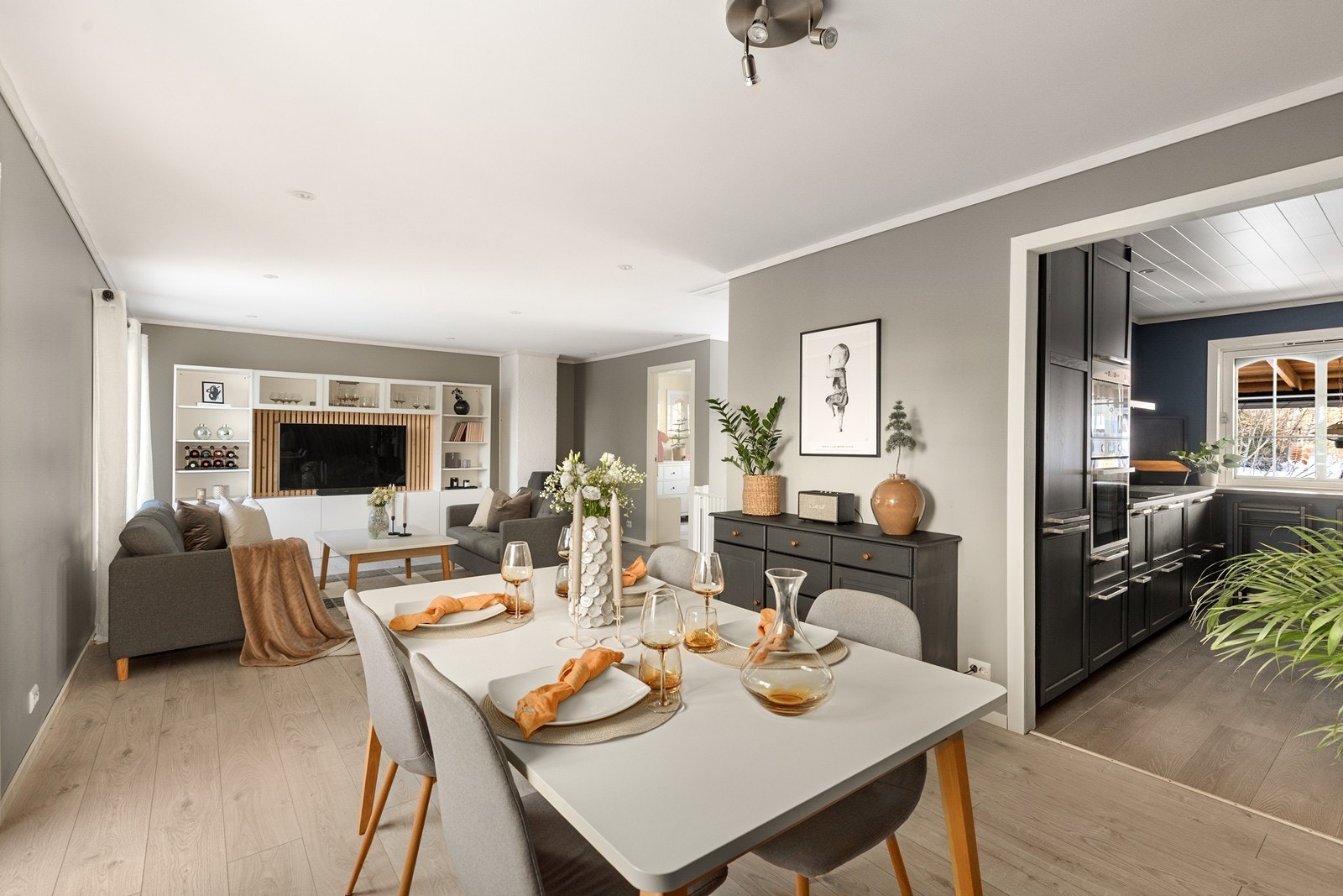 Hovedetasjen fremstår lys og innbydende, med åpen og luftig planløsning, store vindusflater som slipper inn rikelig med dagslys, og et delvis avskjermet kjøkken. Galleribilde