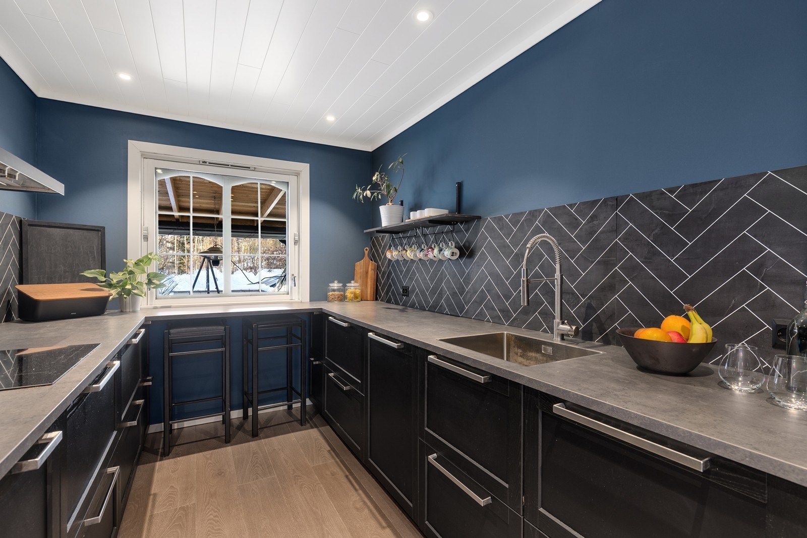 Delikat oppgradert kjøkken fra 2020 med tidløs innredning og benkeplate i laminat Galleribilde