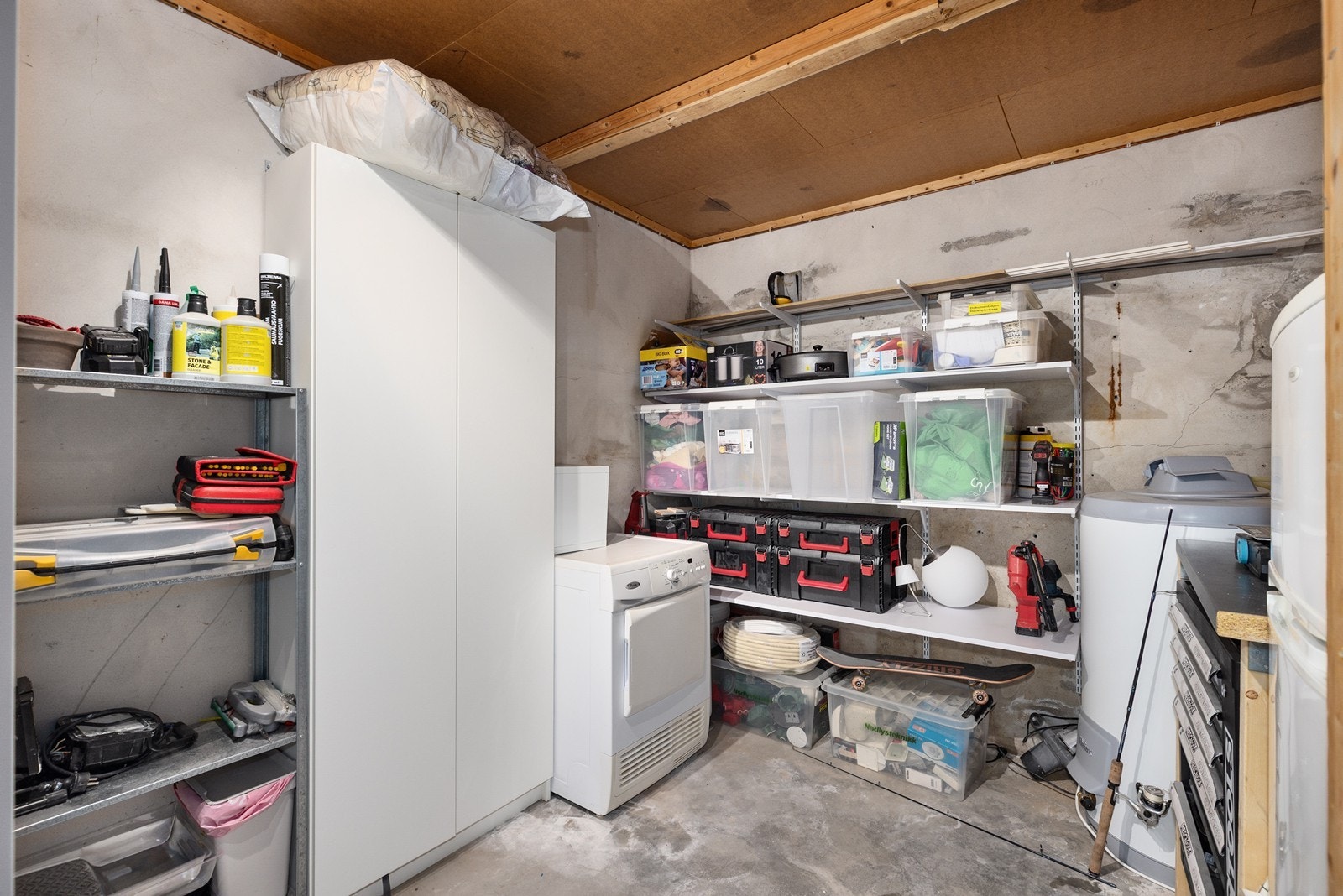 Romslig bod til lagring. Det er også et lite rom under trappen til lagring Galleribilde