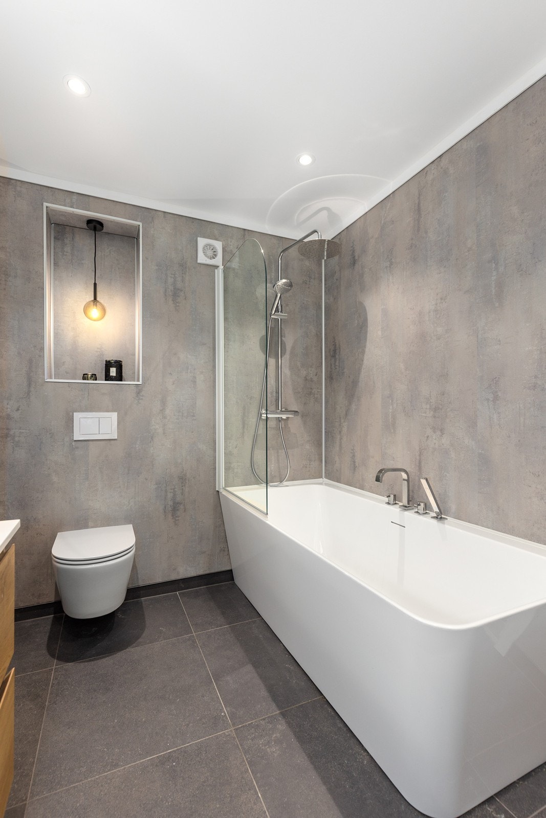 Badekaret har integrert regnfallsdusj, som gir både avslappende badestunder og praktisk dusjløsning i samme rom Galleribilde