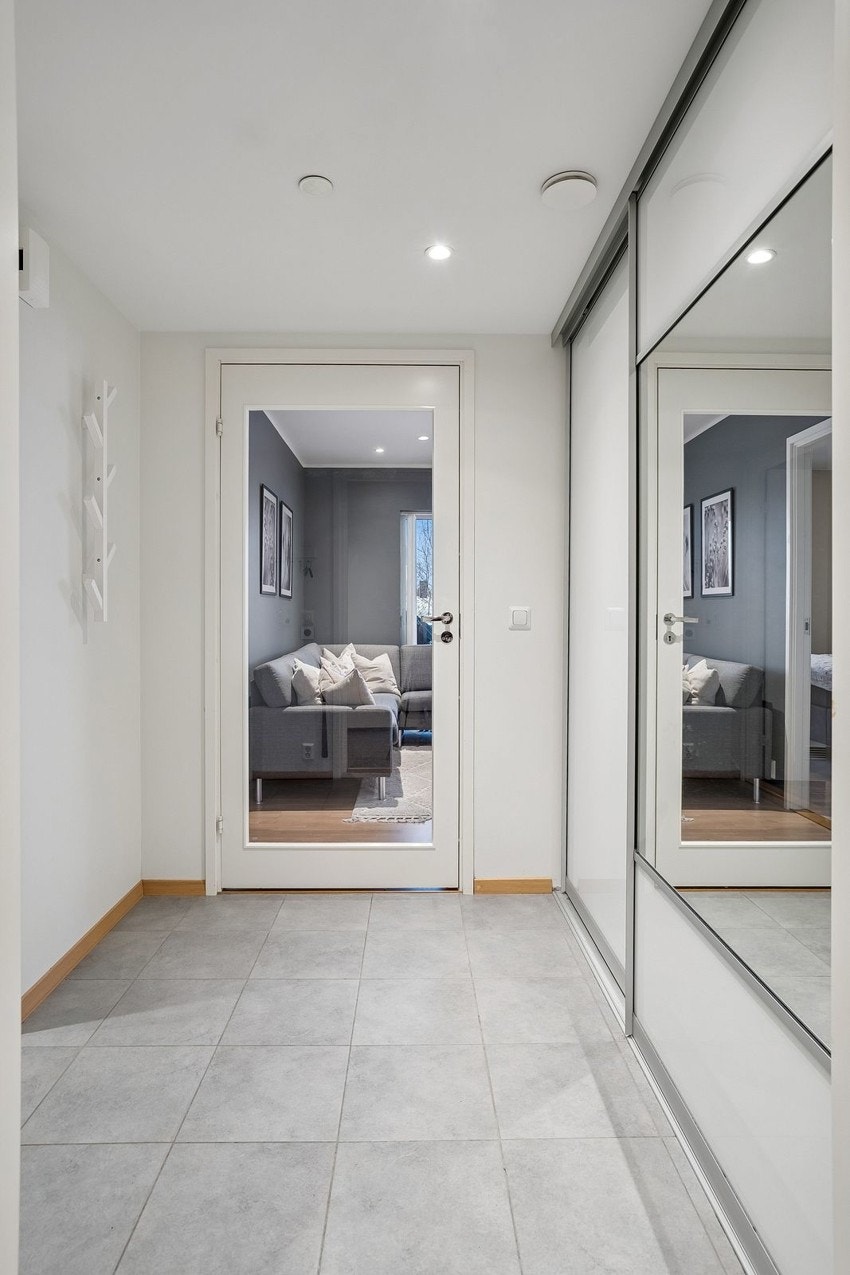 Entré med garderobeløsning.