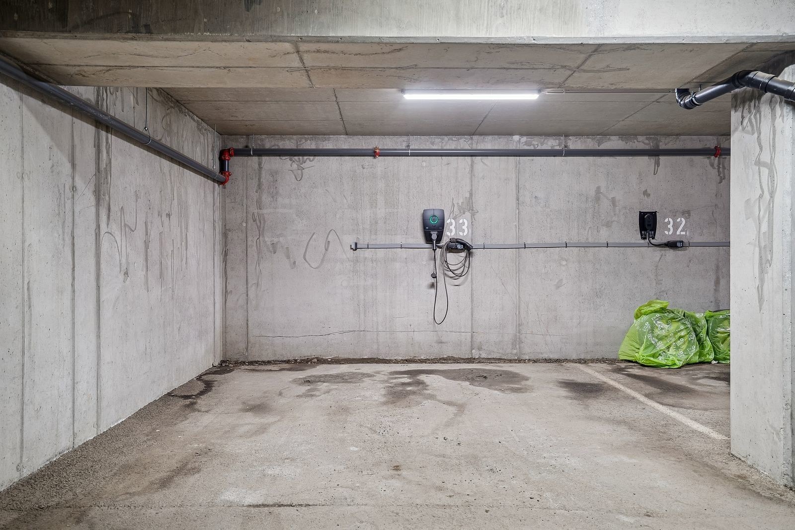 Parkeing i garasjeanlegg med heis opp til leiligheten.