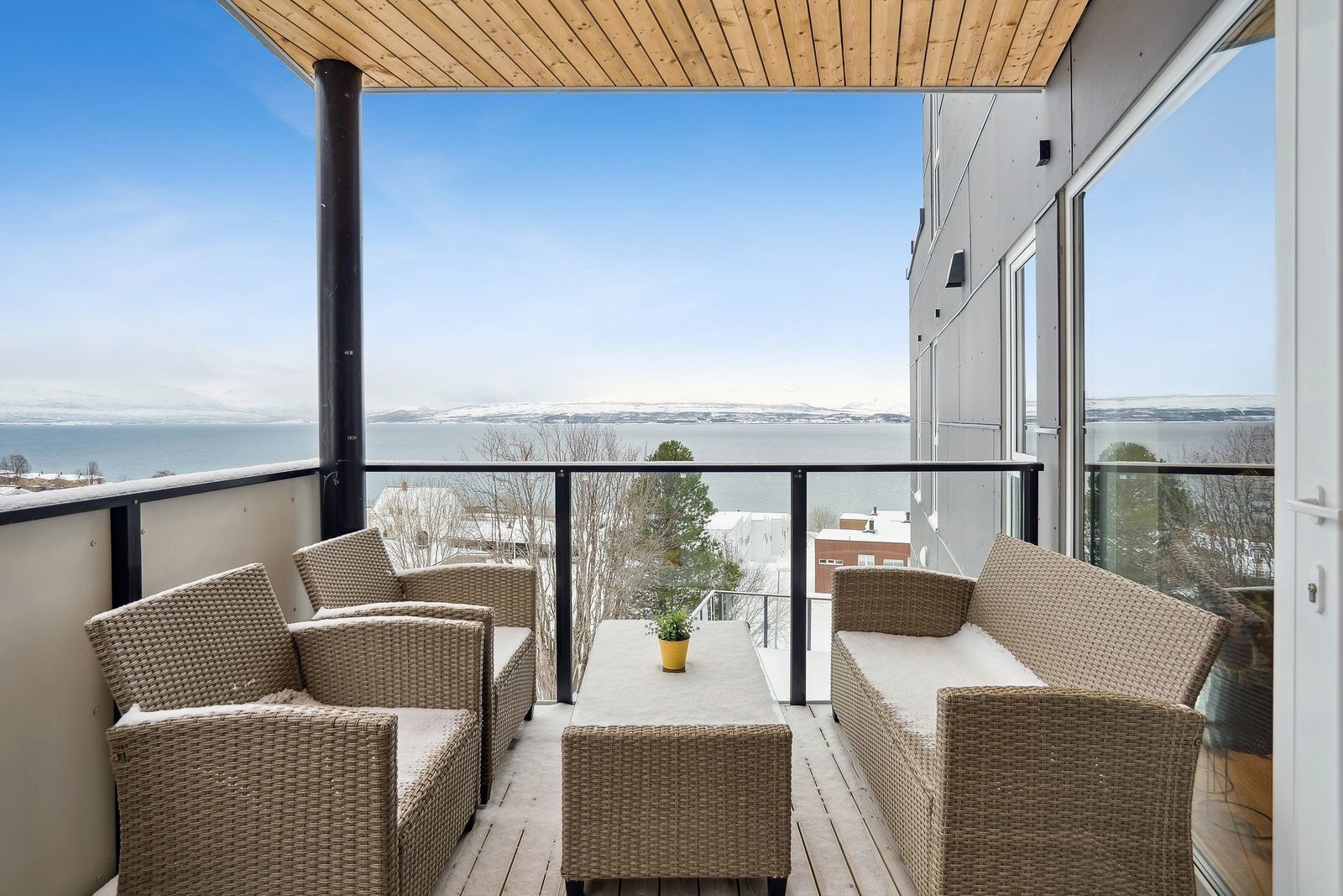 Stor og romslig veranda med fin utsikt.
