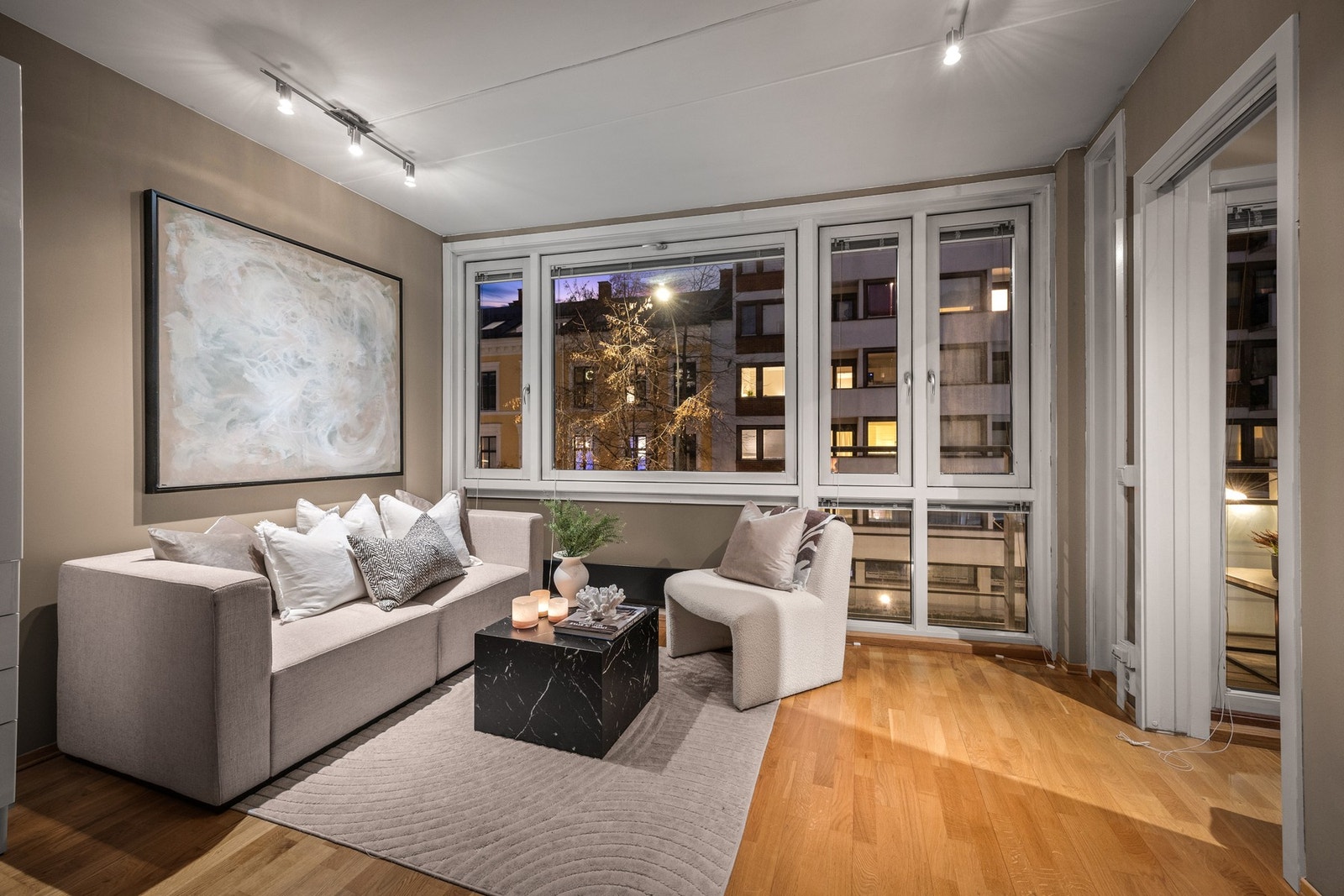 Det er fin plass til å innrede med sofa og tv-løsning. I 2021 ble alle vegger malt opp og det ble montert ny WiFi panelovn i stue. Galleribilde