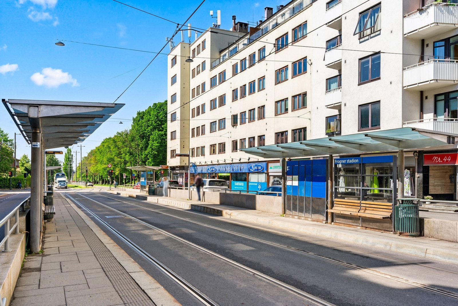 Her bor du med kort vei til trikk, buss, T-bane og flybuss. Nærmeste holdeplass er Frogner Stadion, som ligger ca. 140 meter fra boligen. Galleribilde