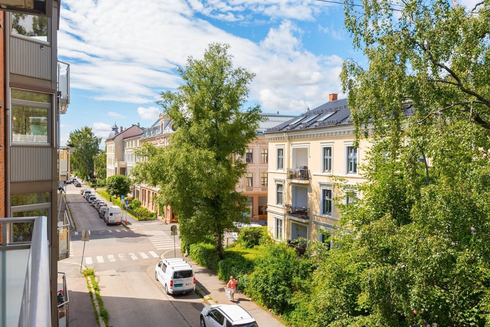 Sommerstemning på balkongen. Jacob Aalls gate er en rolig, enveiskjørt gate med en samtidig svært sentral beliggenhet. Galleribilde