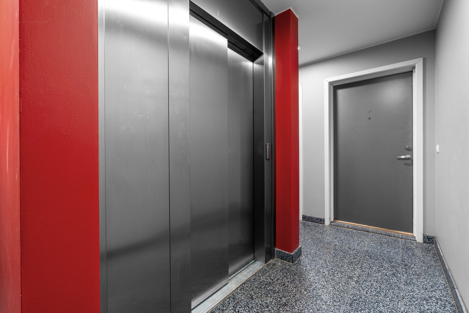 Leiligheten ligger i tredje etasje og har enkel adkomst via en felles oppgang med både heis og trapper. Galleribilde