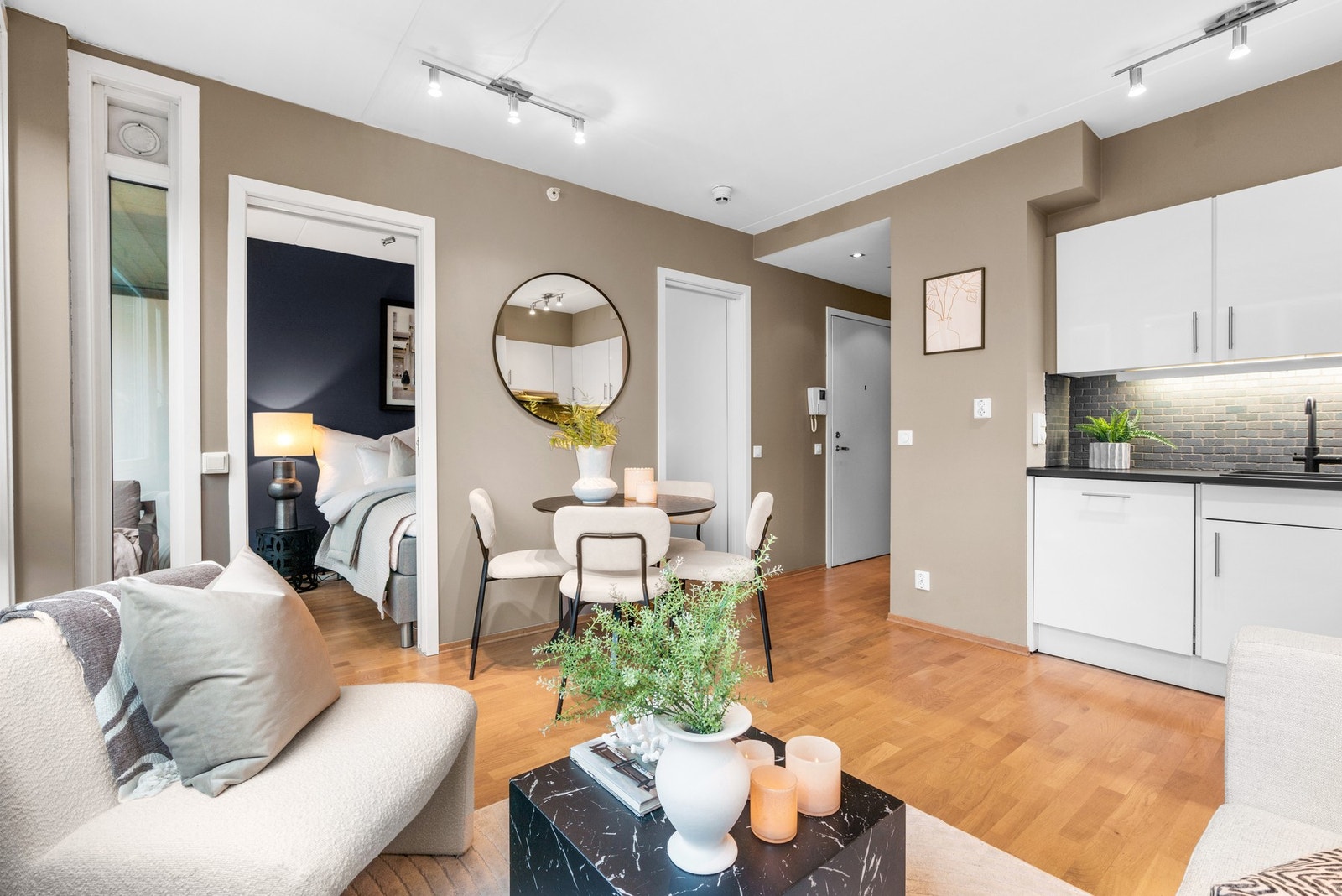 Om ønskelig er det rom for en hyggelig, liten spiseplass i stuen. Varmtvann er inkl. i de månedlige felleskostnadene. Galleribilde