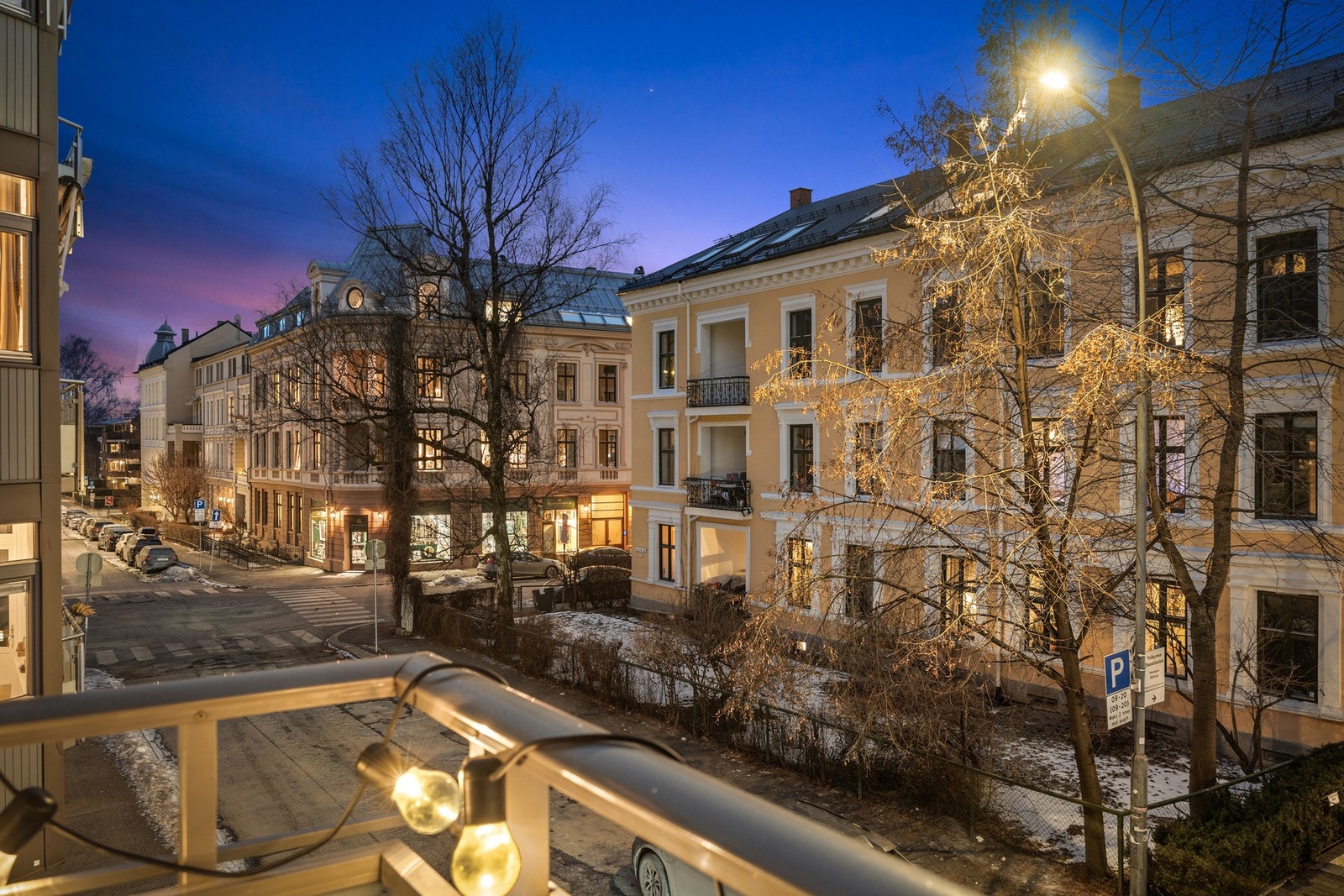 Hyggelig utsyn fra balkongen, som ble oppgradert med nytt, pent terrassegulv i 2021. Galleribilde