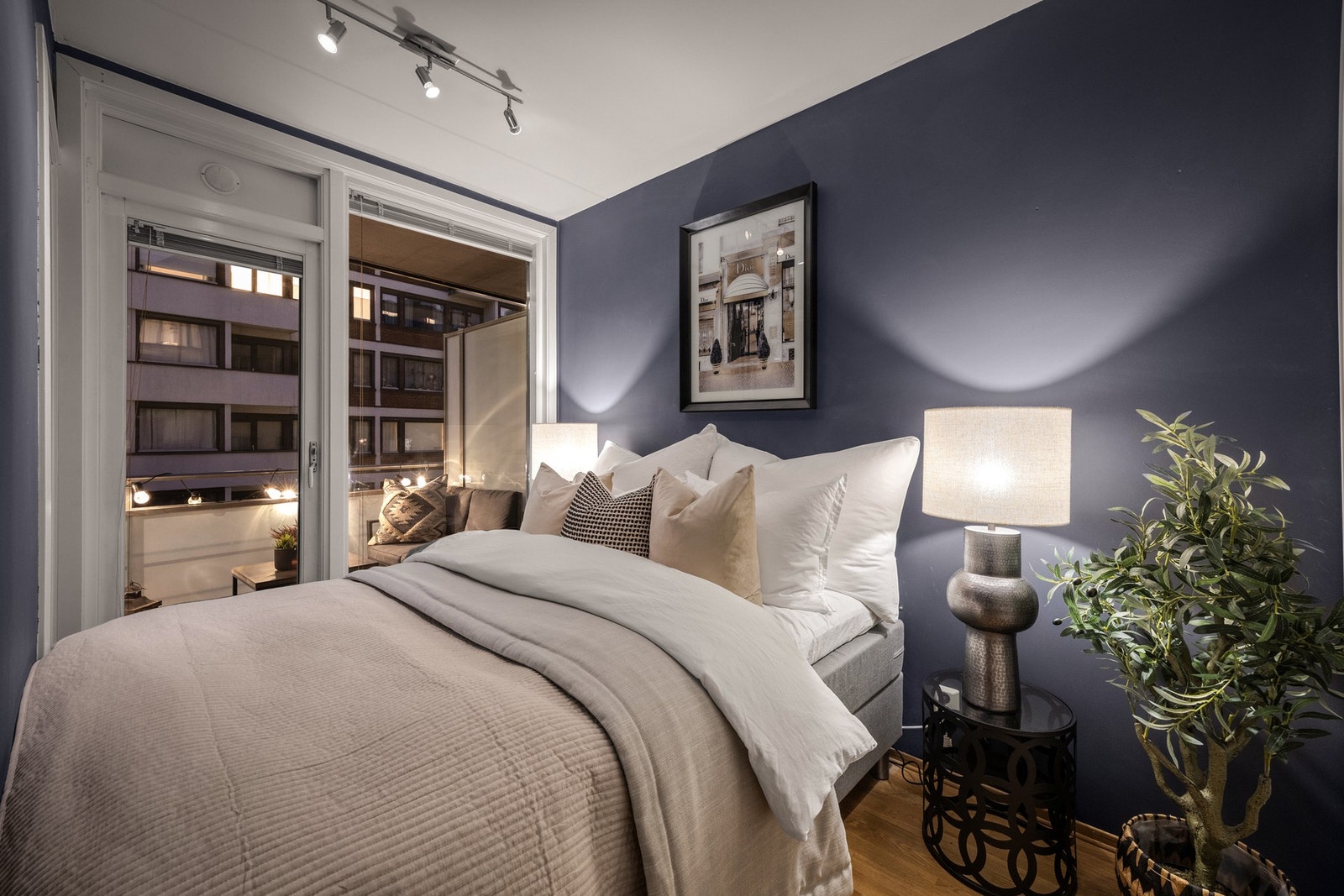 Romslig soverom med plass til både dobbeltseng og nattbord, og utgang til den solrike balkongen som fungerer som en forlengelse av rommet i sommerhalvåret. Galleribilde