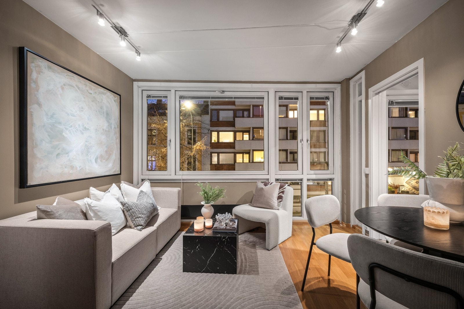 Velkommen inn i en delikat og arealeffektiv leilighet, beliggende skjermet og sentralt på Majorstuen - et utmerket førstegangskjøp. Galleribilde