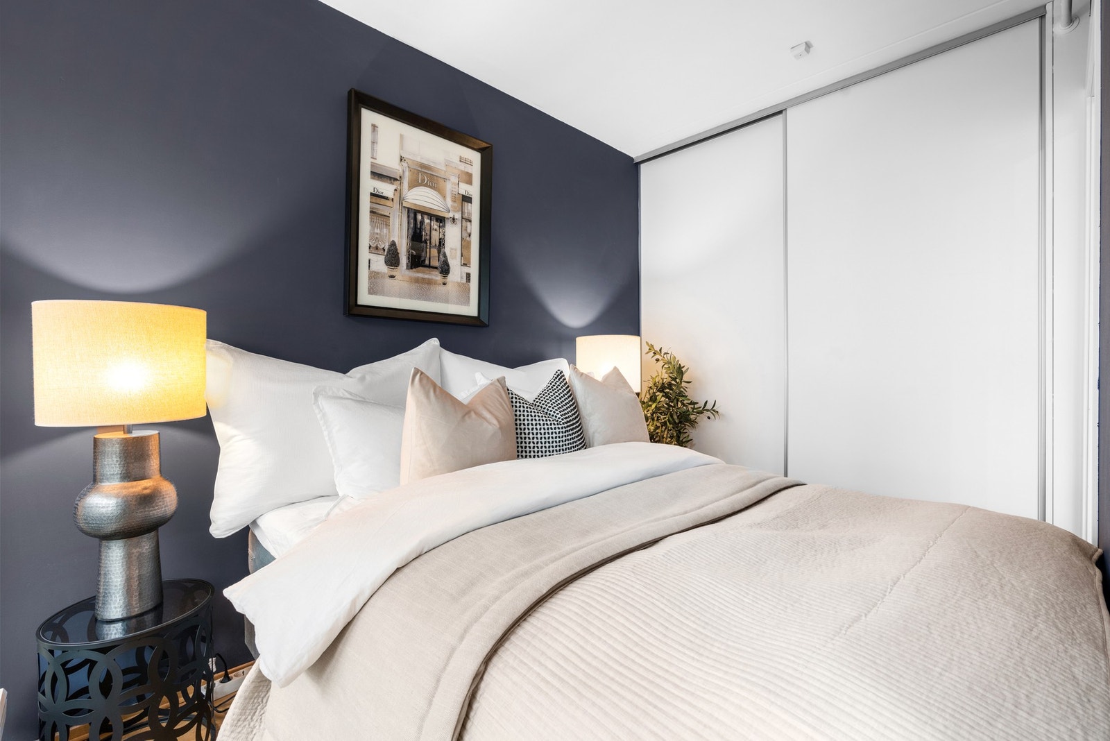 Rommet har godt med lagringsplass i en stor skyvedørsgarderobe. Galleribilde