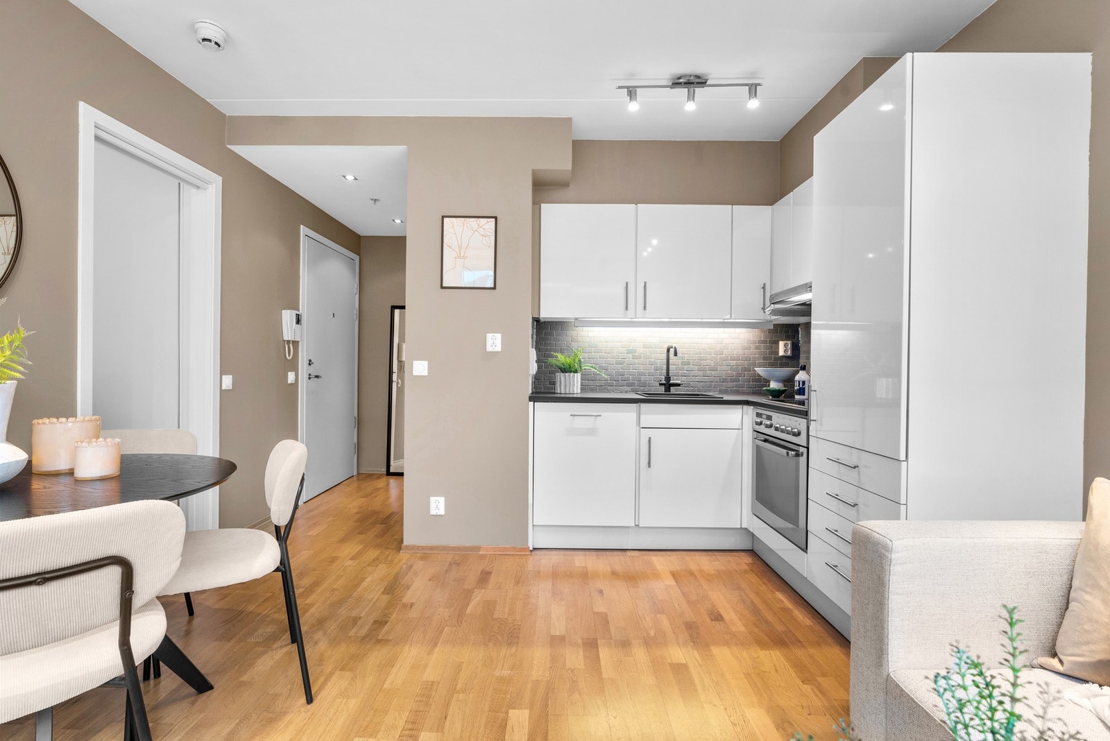 Over benken er det god arbeidsbelysning og i 2021 ble det byttet benkeplate, kjøkkenarmatur og oppvaskkum på kjøkkenet. Galleribilde