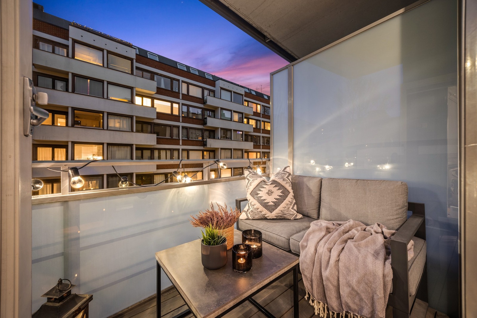 Leiligheten har utgang fra soverommet til en vestvendt, overbygd balkong på ca. 3 kvm. Her er det plass til en hyggelig sittegruppe, og overbygget sørger for brukstid selv i litt ruskevær. Galleribilde