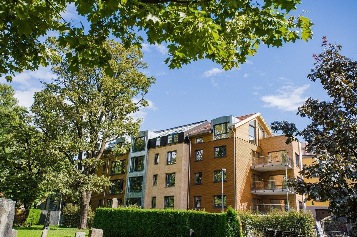 Building wide view, apartment is top left Galleribilde