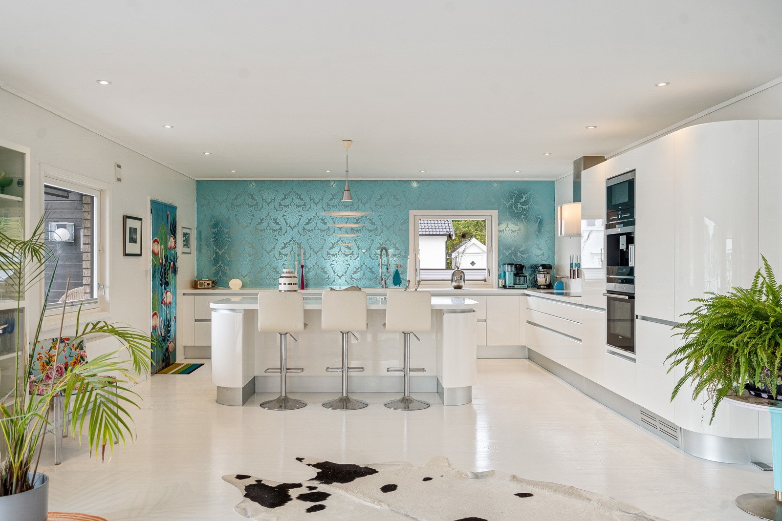 Kjøkkenet er i åpen løsning med stuen og er fra den italienske kvalitetsleverandøren PEDINI, særdeles lekkert i hvit fargepalett! Galleribilde