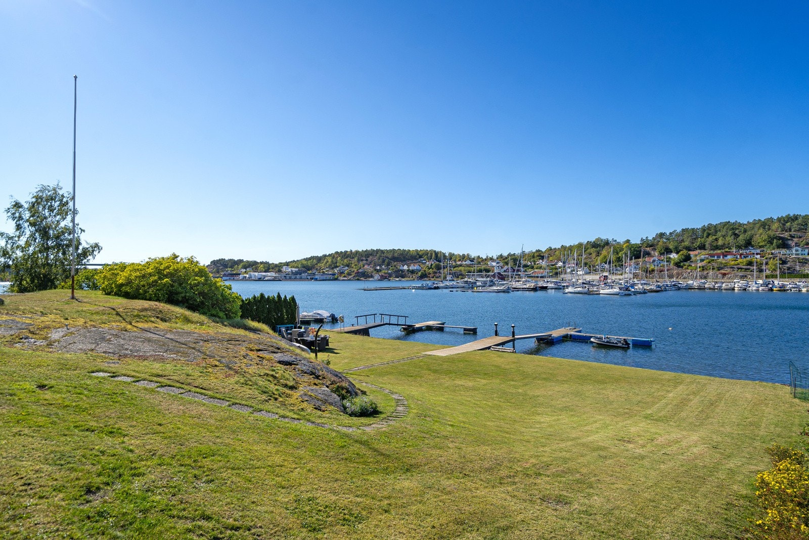 Boligen er orientert mot vest og har særdeles gode solforhold! Tomten er på hele 2,1 mål og er pent opparbeidet og innehar flere grønne lunger, anneks, to brygger med gode dybdeforhold og stor egen strandparsell på nesten 600 kvm samt lang strandlinje! Galleribilde